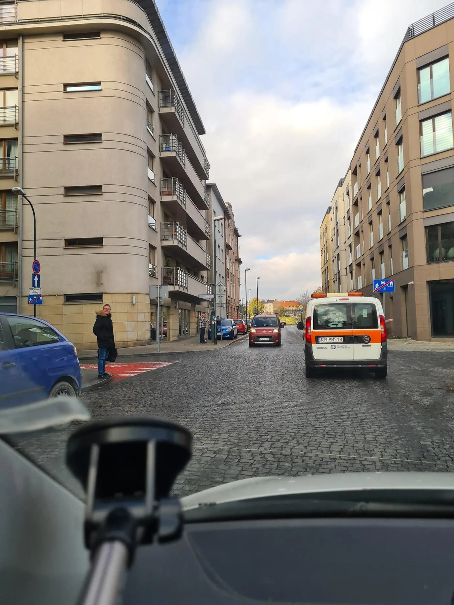 Kierowca wyprzedza w strefie zamieszkania