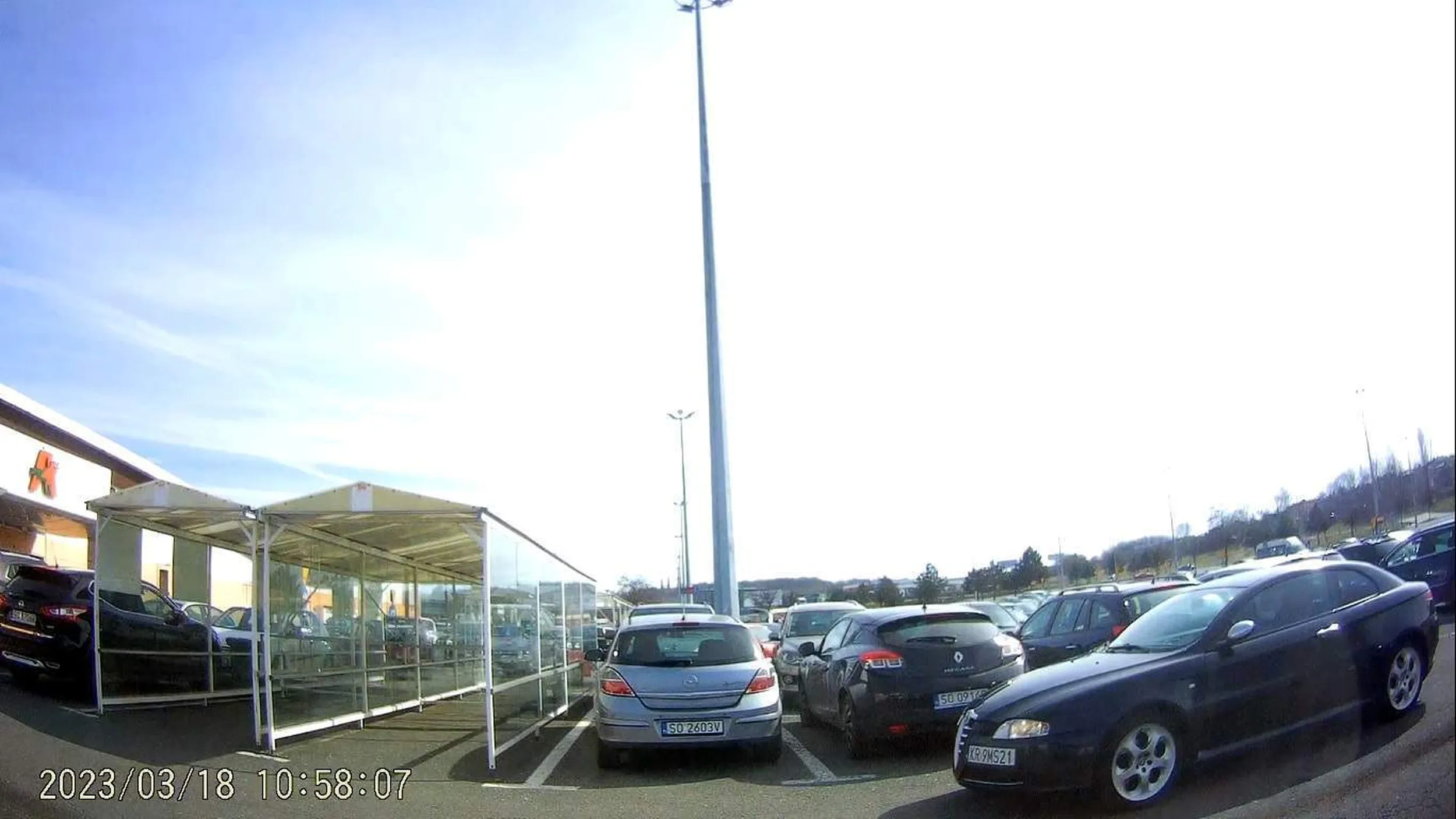 Ukraińcy (mężczyzna i kobieta), po zaparkowaniu obok mnie na parkingu auchan w Sosnowcu, otwierają drzwi na oścież uderzając w mój samochód.