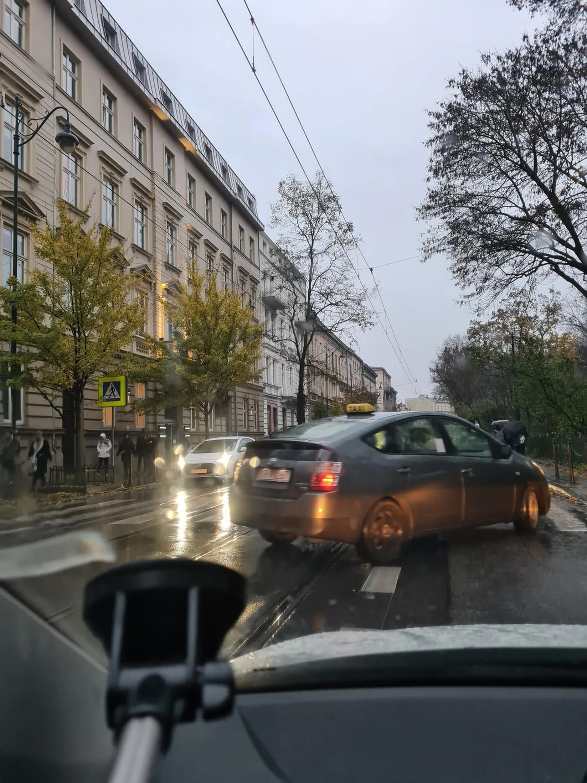 Kierowca wymusza pierwszeństwo i hamuje ostro