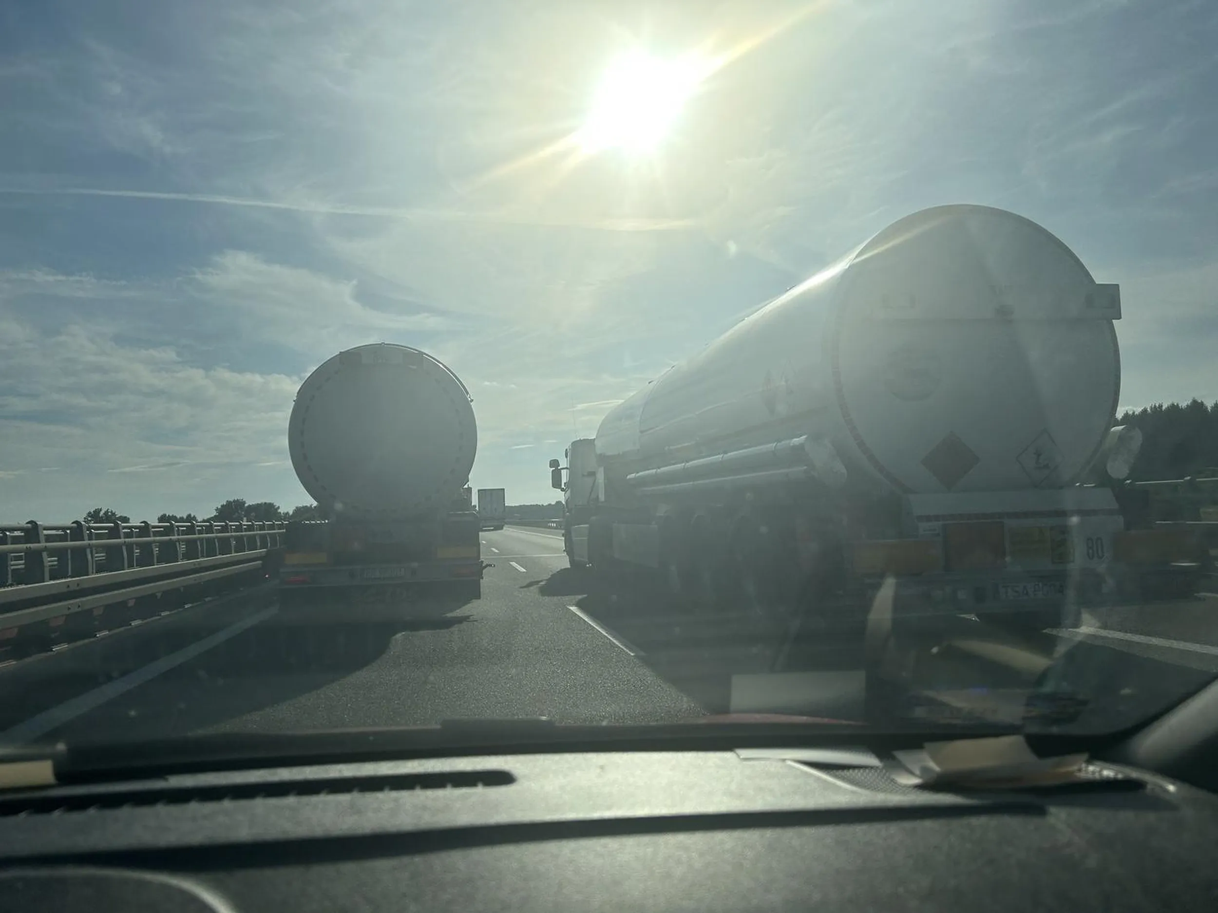 Tir mijający tira złoto