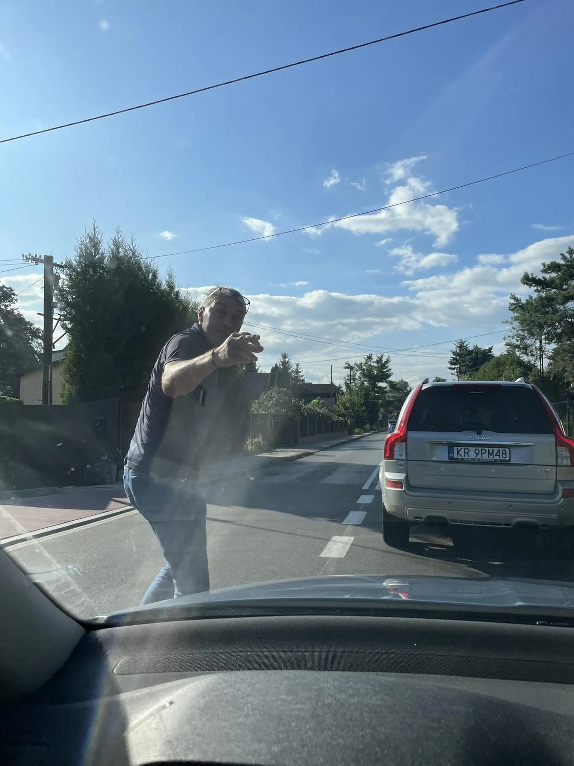 agresor jedzie na zderzaku, trąbi bo mu się śpieszy, potem wyprzeda tak, że prawie uderza w rowerzystę jadącego z przeciwnego kierunku a na koniec zmusza do zatrzymania i prowokuje bójkę. Jak zobaczył, że nagrywam to zmiękła faja, psychol.