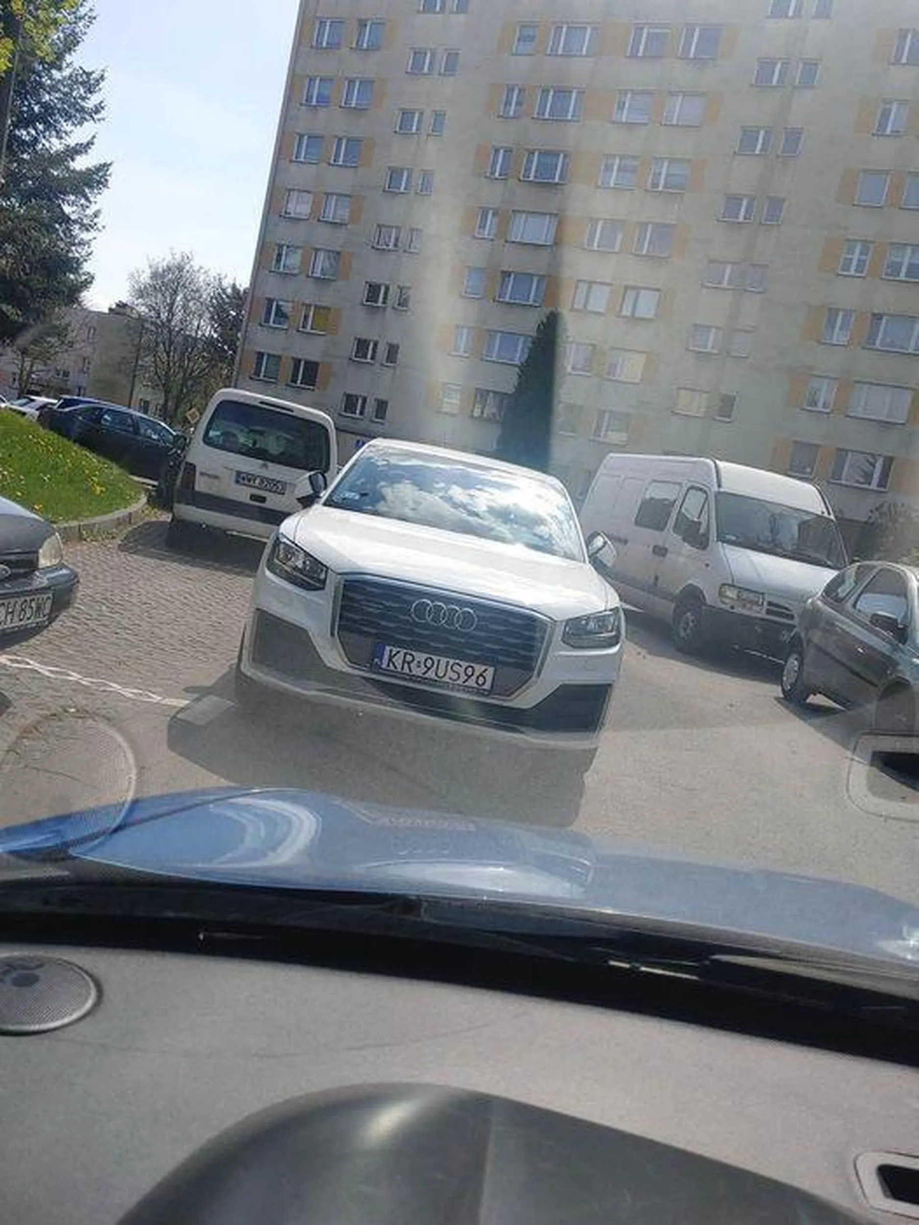 Stary cap zastawia drogę na ul Wyszyńskiego z premedytacją bez możliwość zjazdu.