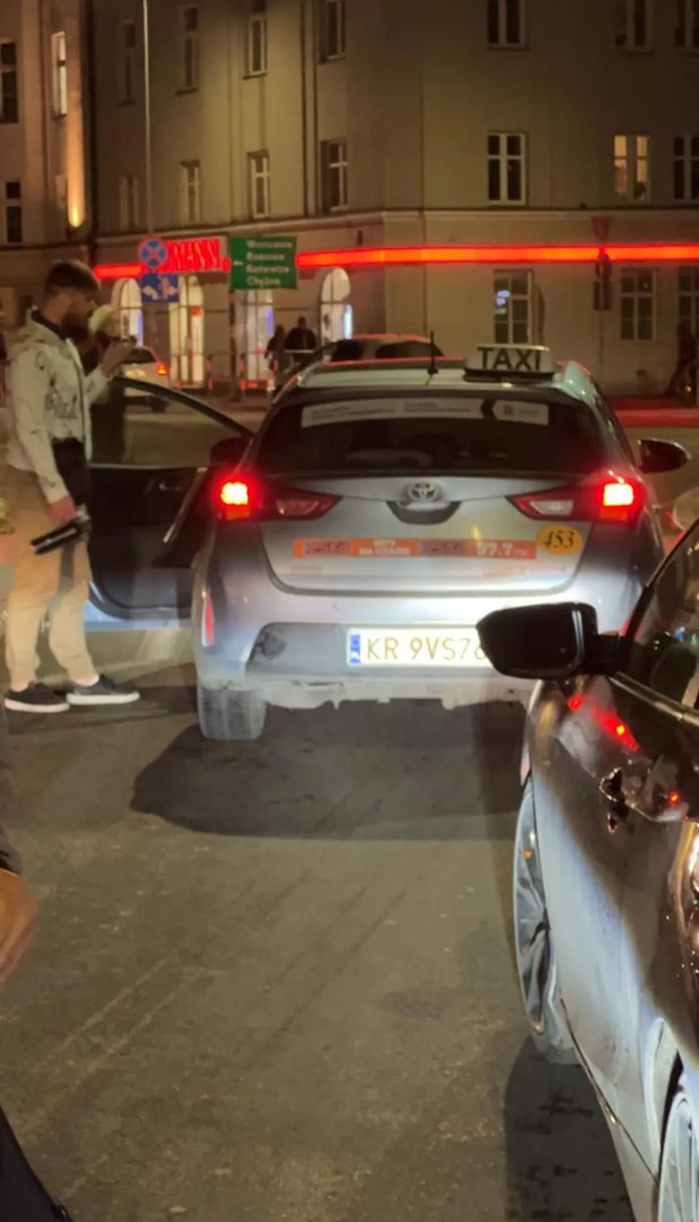 Bardzo nie polecam tego kierowcy TAXI. Wepchał się komuś na pas w korku, kierowca poszedł zwrócić mu uwagę, a ten zaczął biegać za nim z gazem pieprzowym. Interweniowała policja.