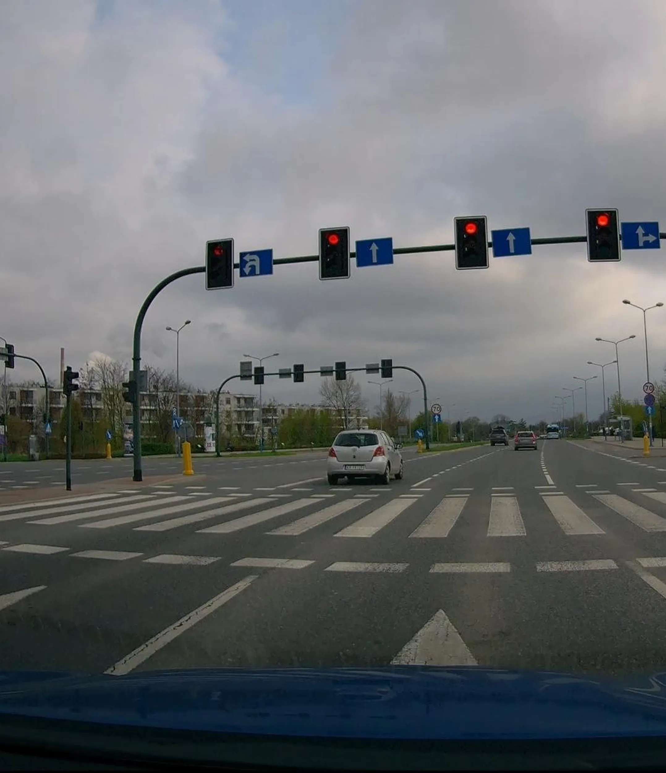 Pieknie przejechane skrzyzowanie na "poznym" czerwonym. Po co sie zatrzymywac, przeciez nic nie jedzie :) Swiatel wlaczac tez nie trzeba...