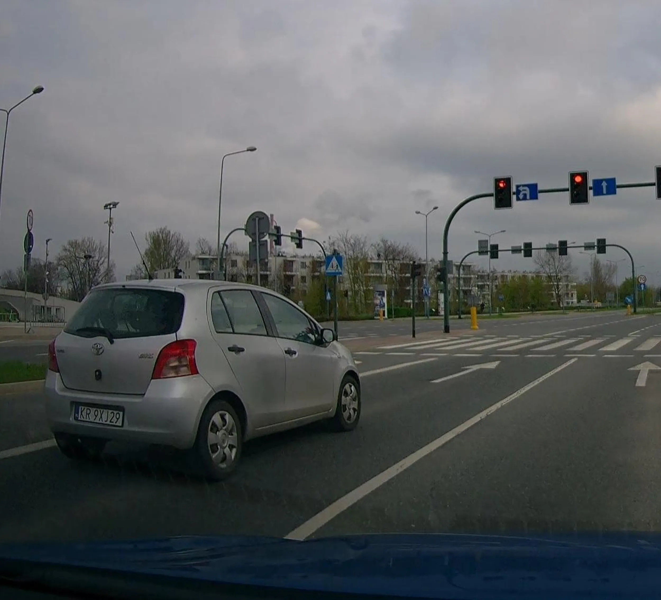 Pieknie przejechane skrzyzowanie na "poznym" czerwonym. Po co sie zatrzymywac, przeciez nic nie jedzie :) Swiatel wlaczac tez nie trzeba...