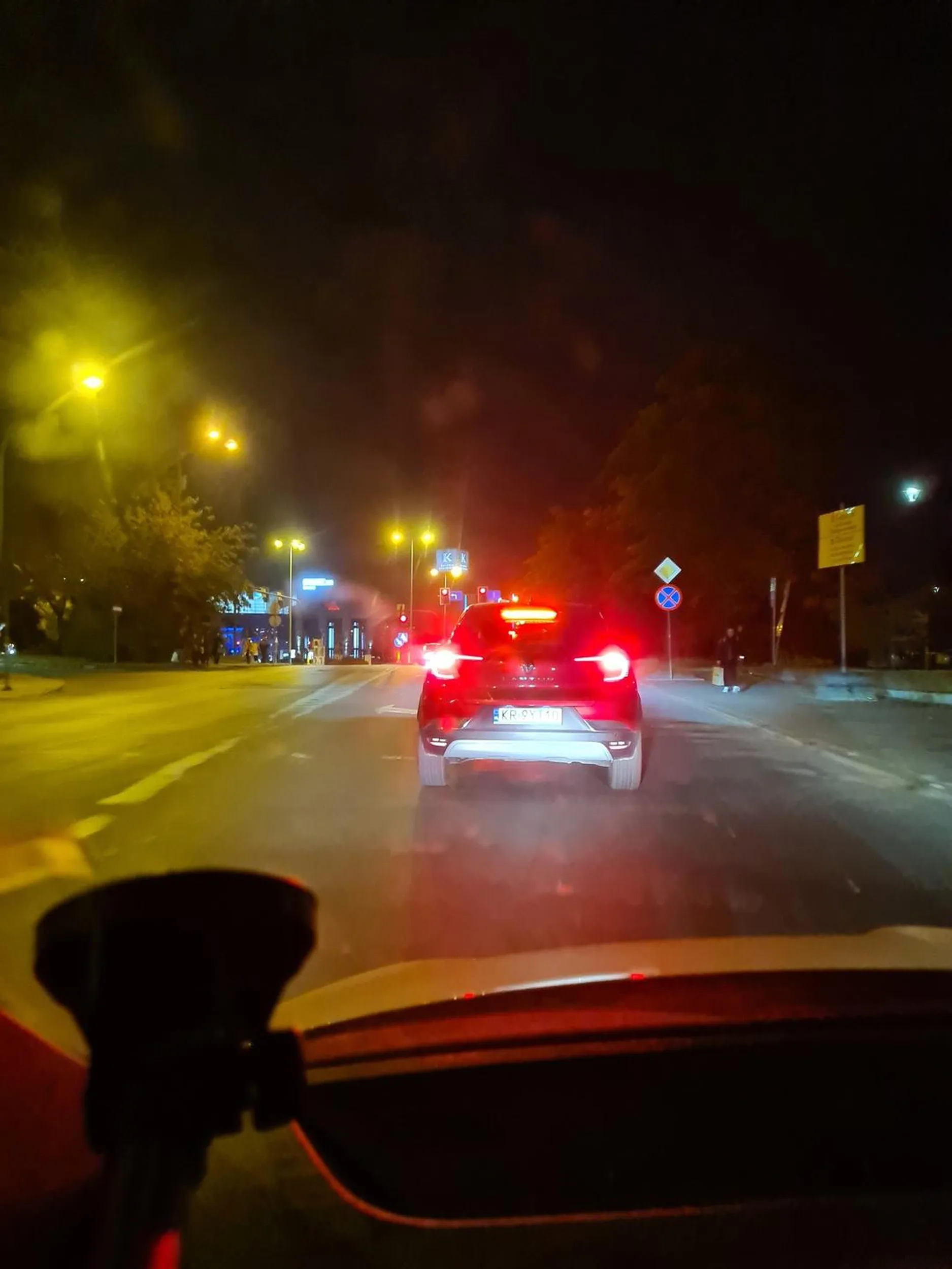 Kierowca spowalnia ruch. Jedzie dużo wolniej niż możne i jedzie bardzo niepewnie