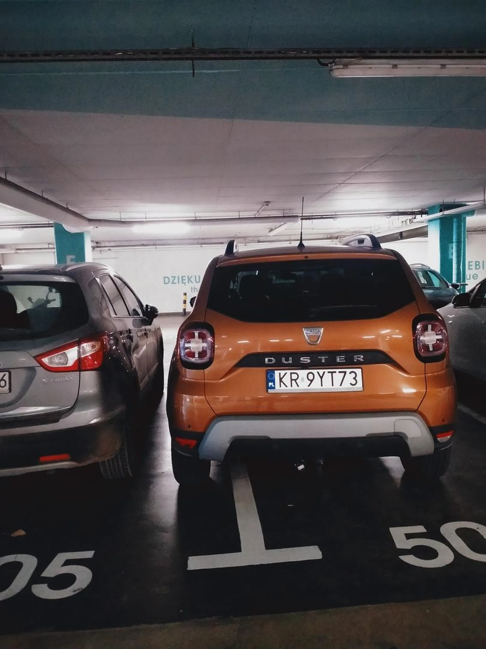 Te białe paski służą to parkowania między nimi :)