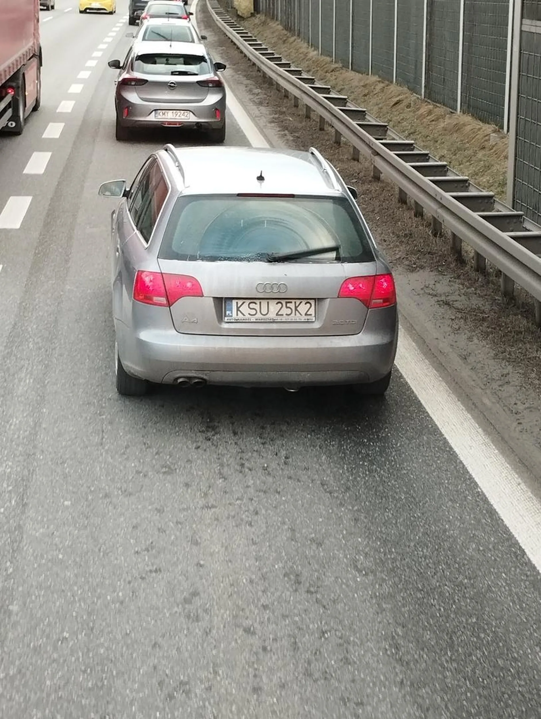 Nie pozdrawiam dwóch pań (celowo pisze z małej litery) które wykazały się brakiem mózgu na autostradzie A4 na zjeździe na Zakopane od strony Rzeszowa, gdyż jak chciałem się włączyć do ruchu z pasa rozbiegowego, to należałoby wpuścić na suwak. Ale pani z audi postanowiła inaczej, na drugi raz rusz tą tępa kulą, którą nosisz  między ramionami. A pani obok niech sobie wsadzić ten krzywy palec w d..e. Jesteście bardzo nie odpowiedzialne na drodze, czasami warto pomyśleć czy się opłaca robić taki manewr przed ciężarówka. Oczywiście chodzi o panią w audi o tablicach rejestracyjnych KSU25K2. Ps. Laga wam w gardło blondynki. Foto auta wyśle w komentarzu pod postem żeby Wszyscy wiedzieli o jakie auto chodzi.