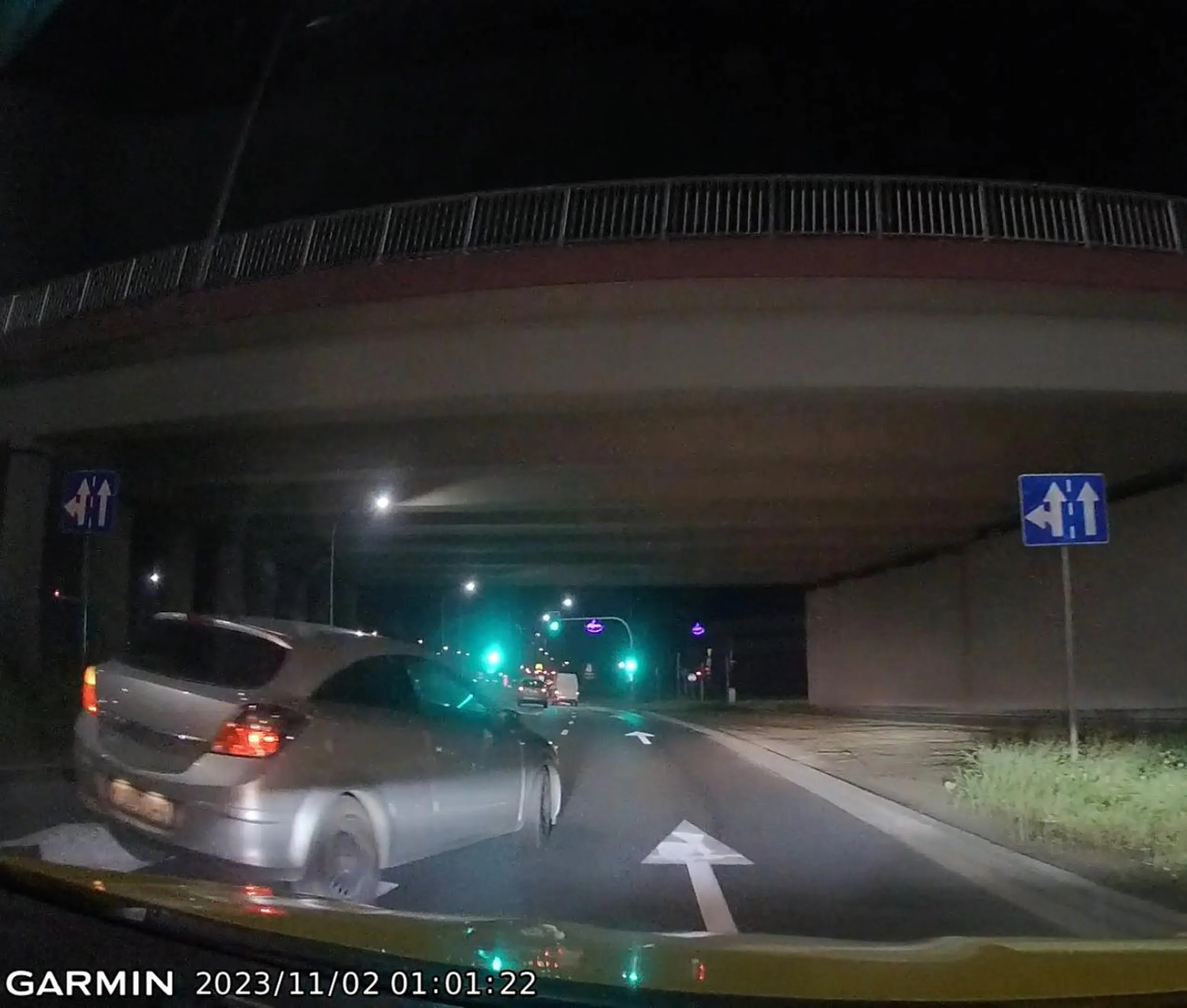 Jeśli PANI kierująca nie radzi sobie z gabarytami Opla Astry, to może warto pomyśleć o mniejszym samochodzie albo powrocie na plac manewrowy? Gdybym nie zahamował w porę, to miałbym przeorany cały bok samochodu. W tym miejscu nawet tiry spokojnie skręcają bez wjeżdżania na sąsiedni pas…