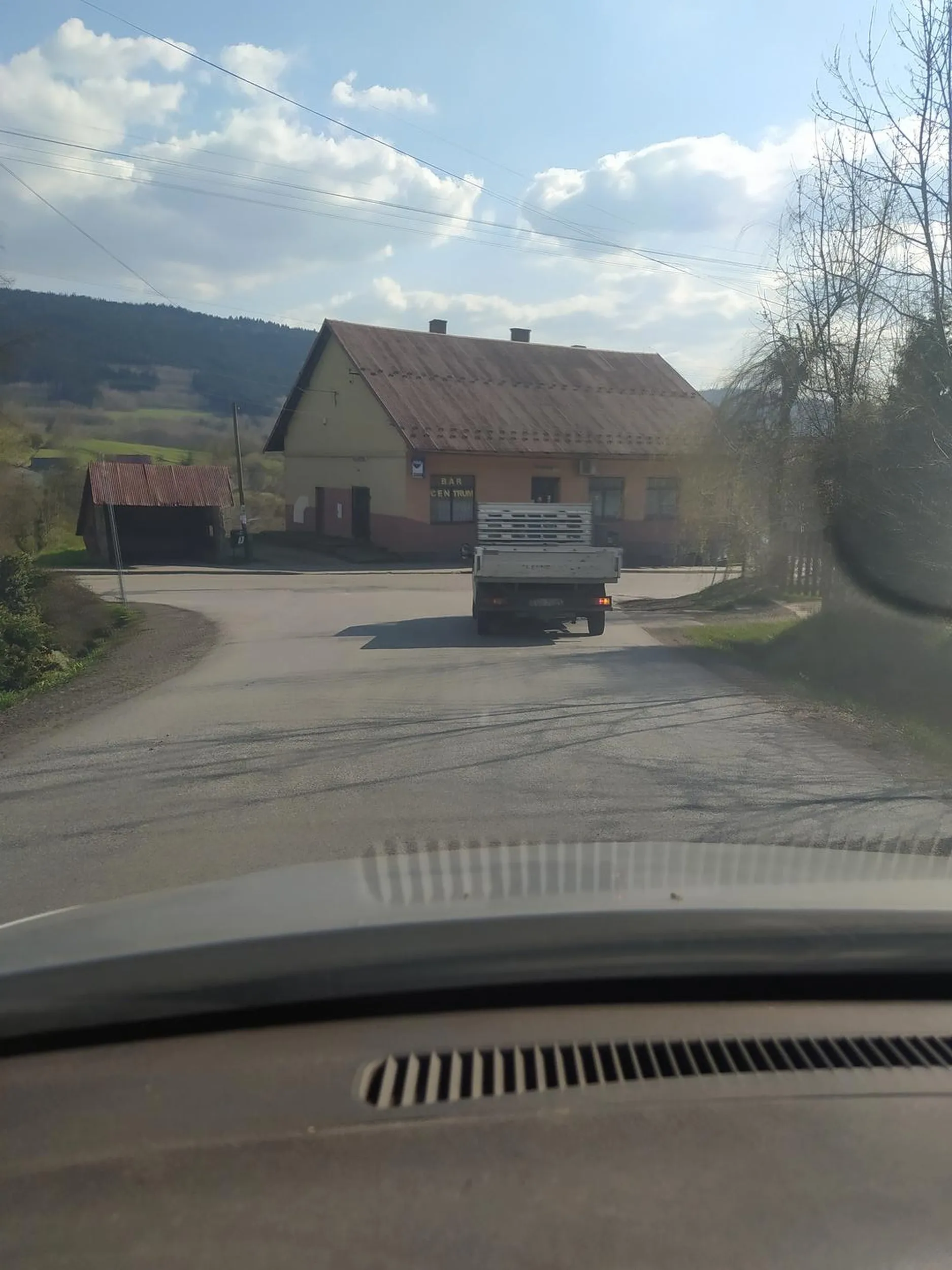 Wyrzucił śmieci przez okno do lasu