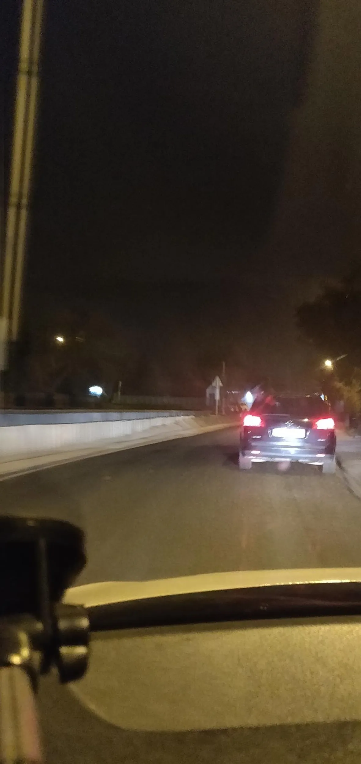 Kierowca wymusza pierwszeństwo i jedzie niepewnie