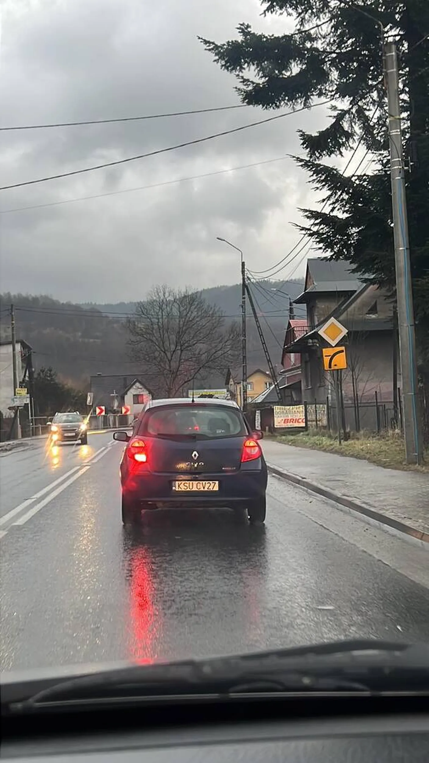 Podjezdza pod moj dom, trąbi i krzyczy "Marzena ty stara ruro!"