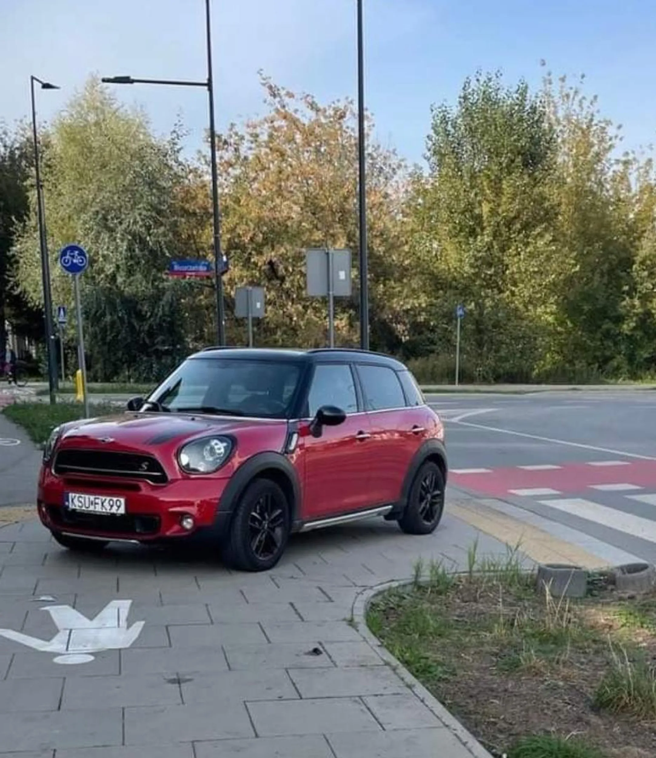 Na przejściu na chodniku.