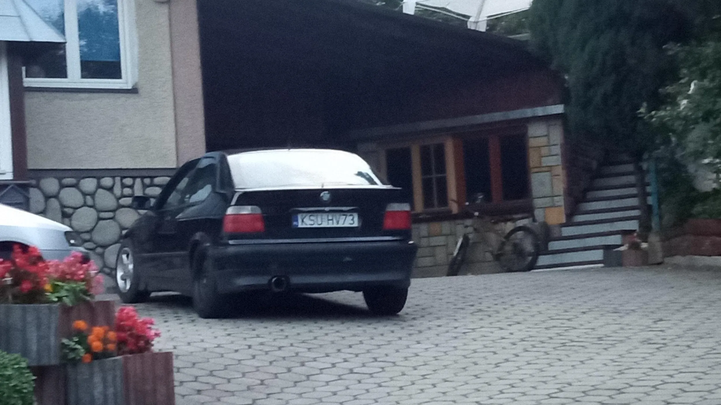 Jeździ z innymi sobie podobnymi typkami na quadach i motocrossach lewą stroną drogi i z prędkością ok. 70 km/h na drodze, na której ograniczenie prędkości wynosi 40, a momentami 30 km/h.
