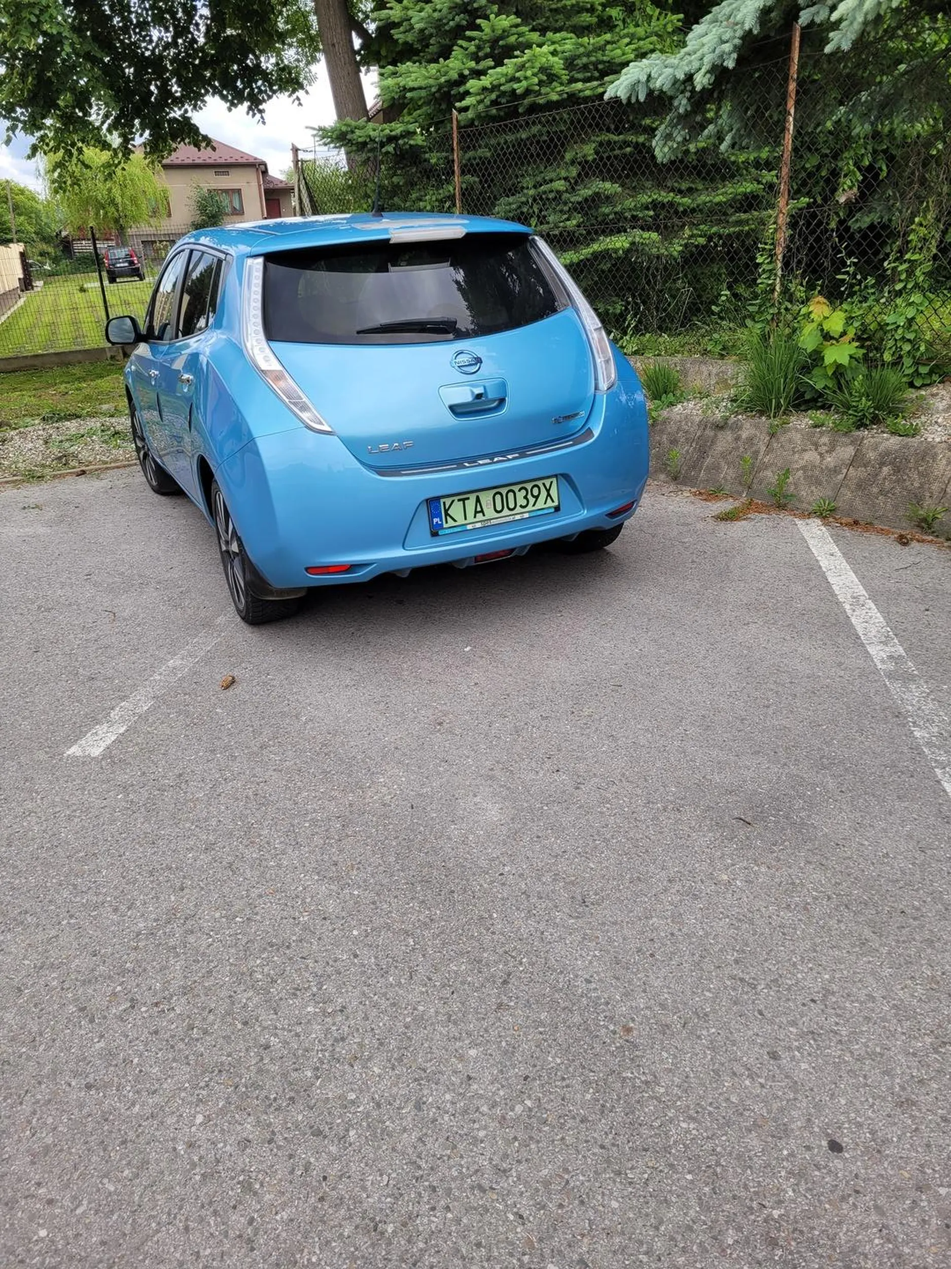 Ktoś tu nie widzi jak parkować. Najlepiej zająć dwa miejsca