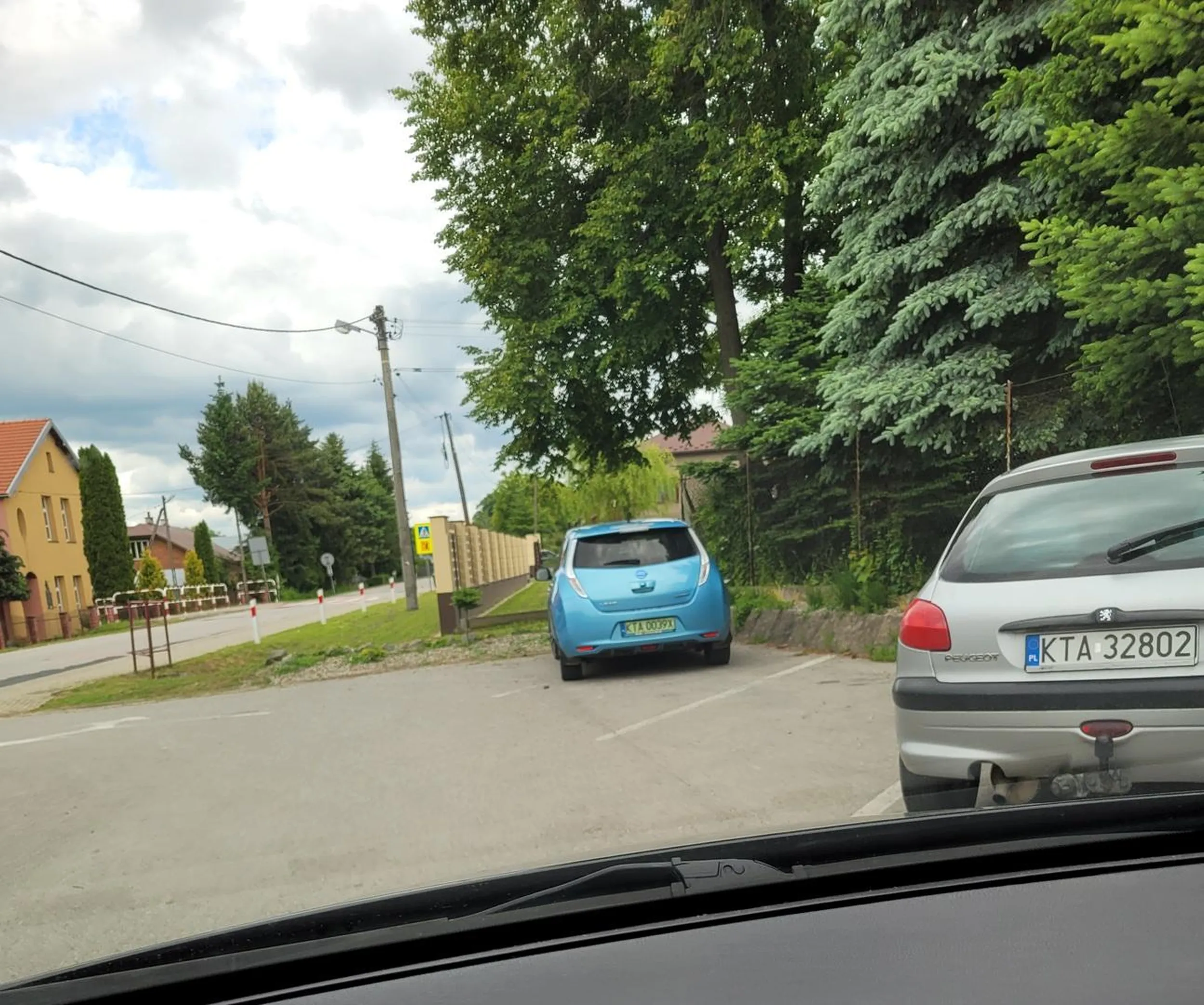 Ktoś tu nie widzi jak parkować. Najlepiej zająć dwa miejsca