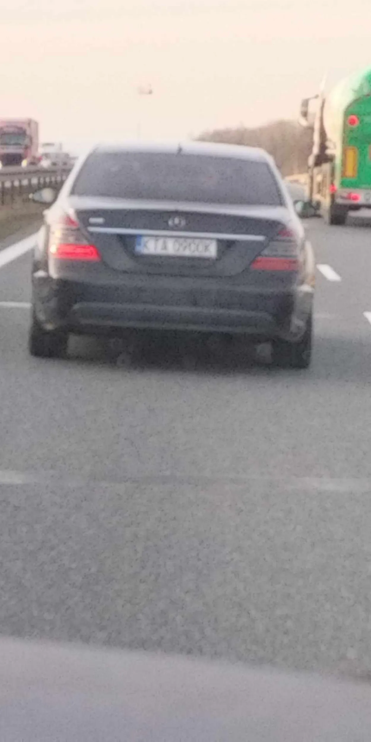 kolega jechał z prędkością 150km/h na autostradzie a ten burak wjeżdża mu przed maske i zaczyna trąbić szczyt buractwa i prostoty