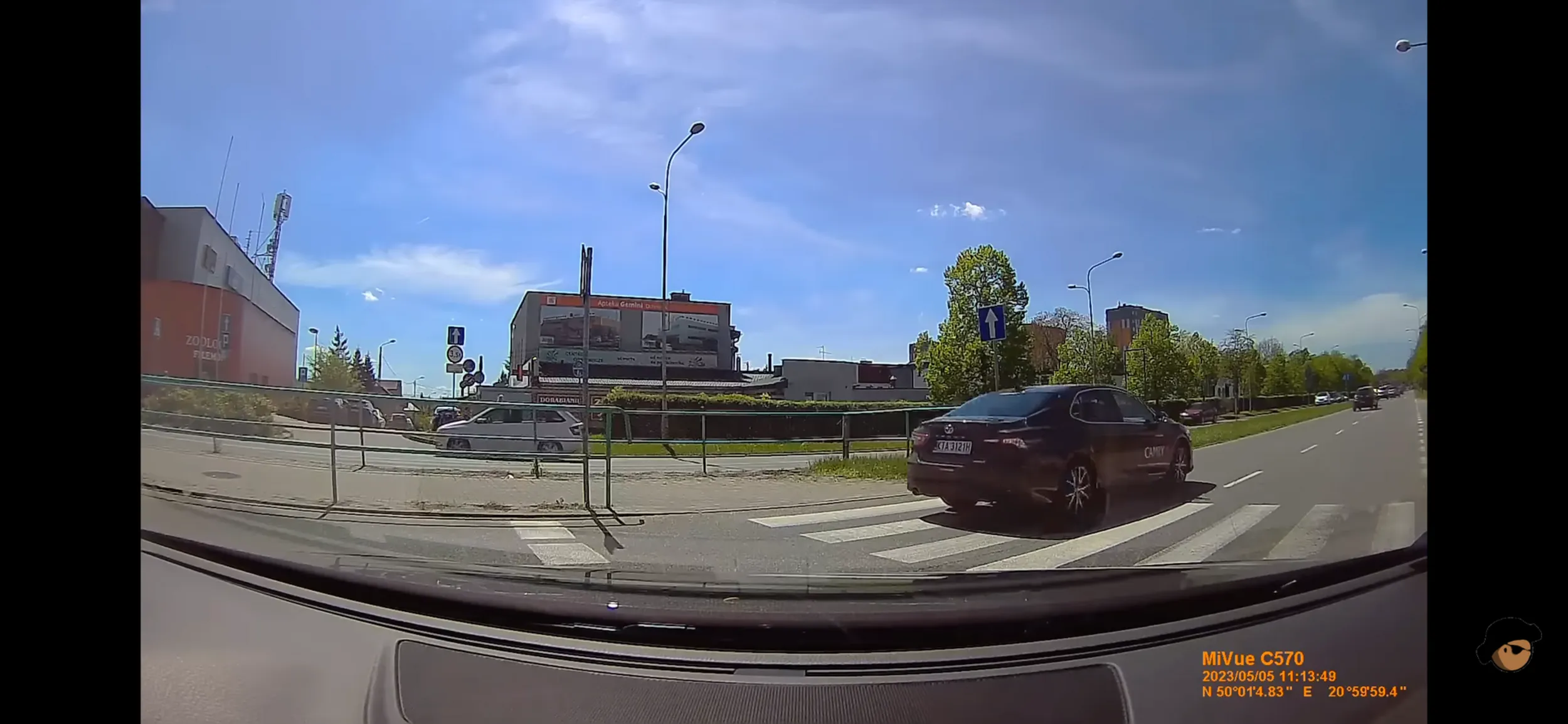 Omijanie auta stojącego przed przejściem dla pieszych.