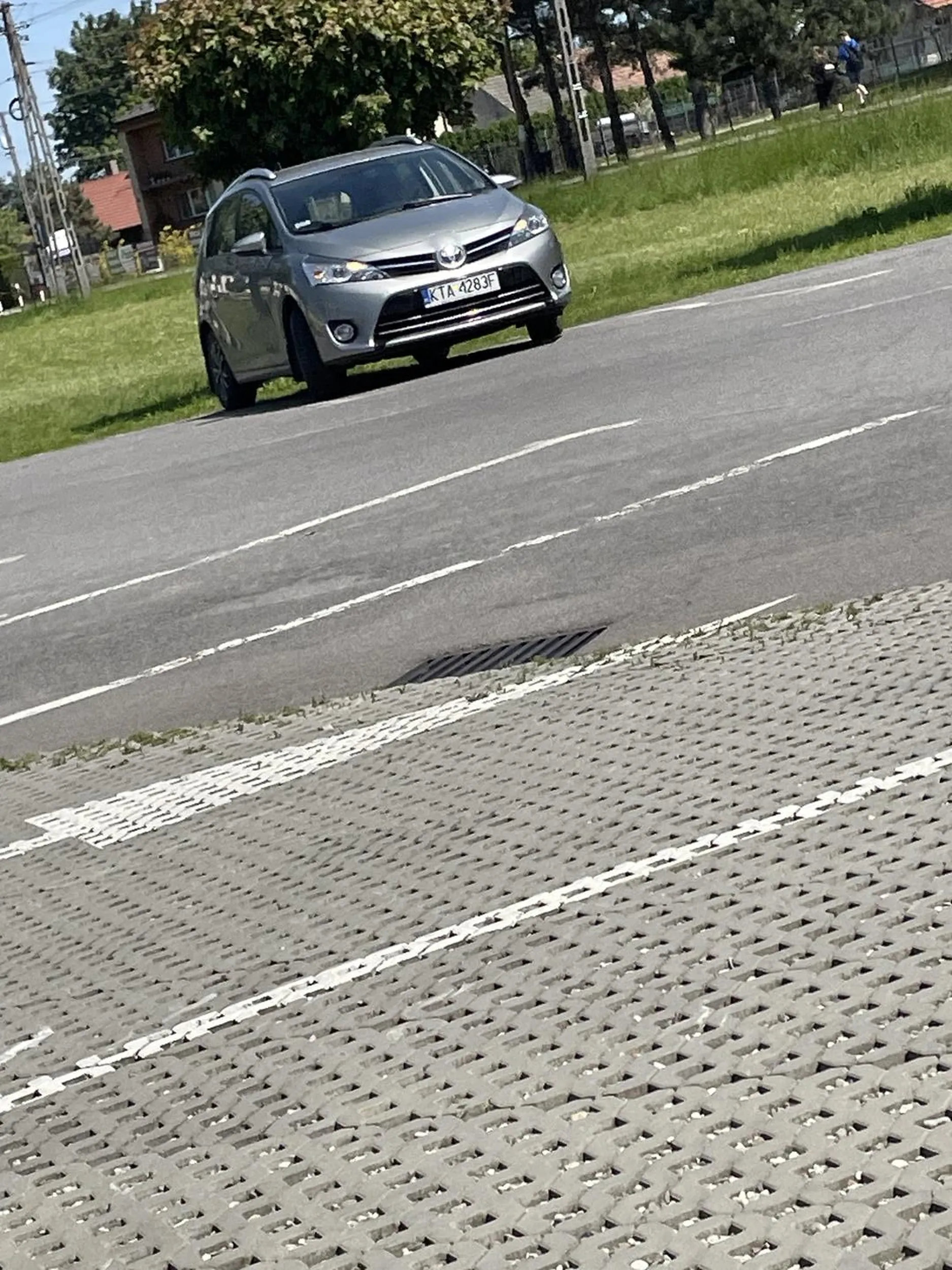 stoi na wlonczonym hui i sie paczy