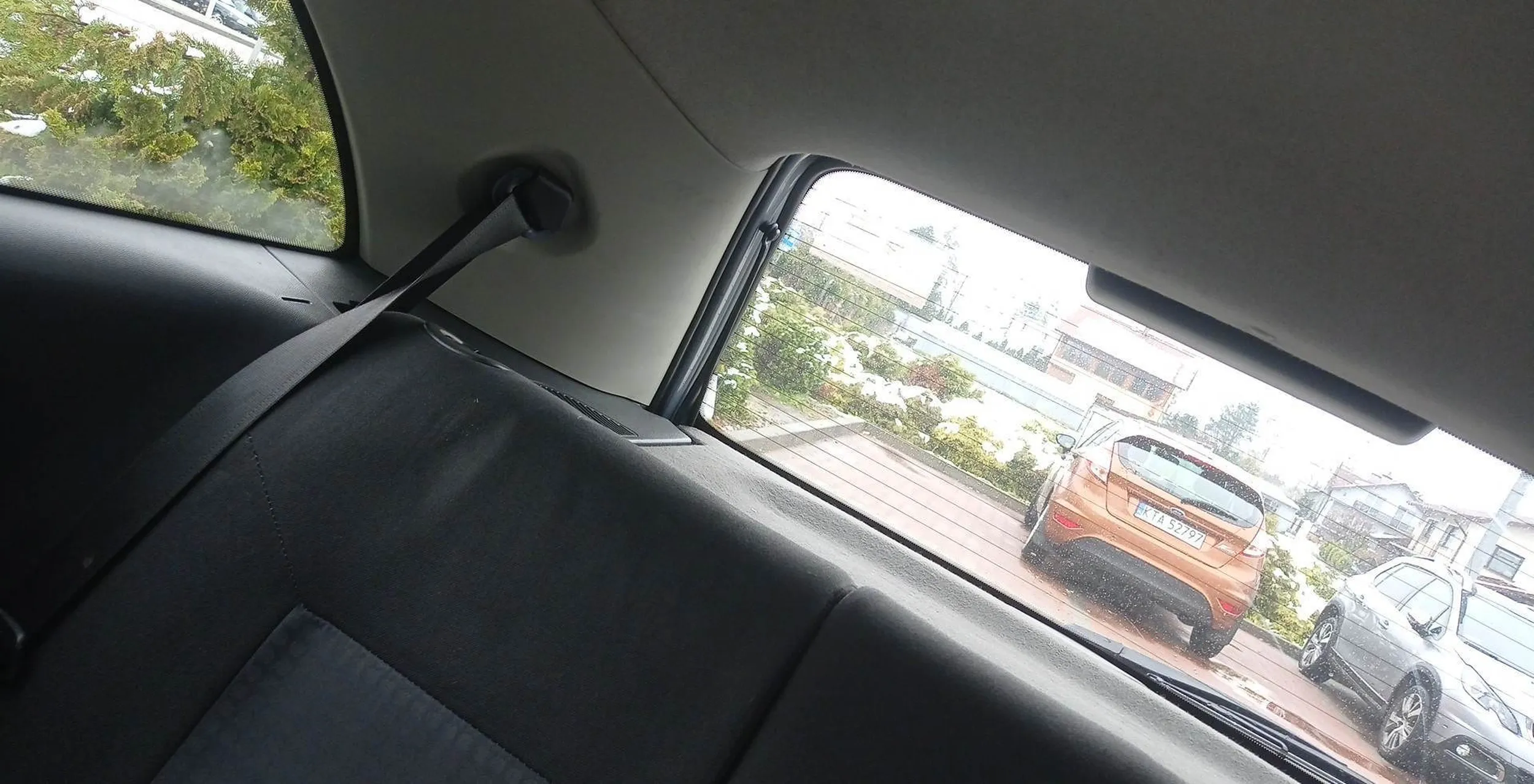 Ruch pod sklepem ale ważne, że ta najwyższa osoba zaparkowała ;) Ciut sunąć tyłek i kolejne auto się zmieści ;)