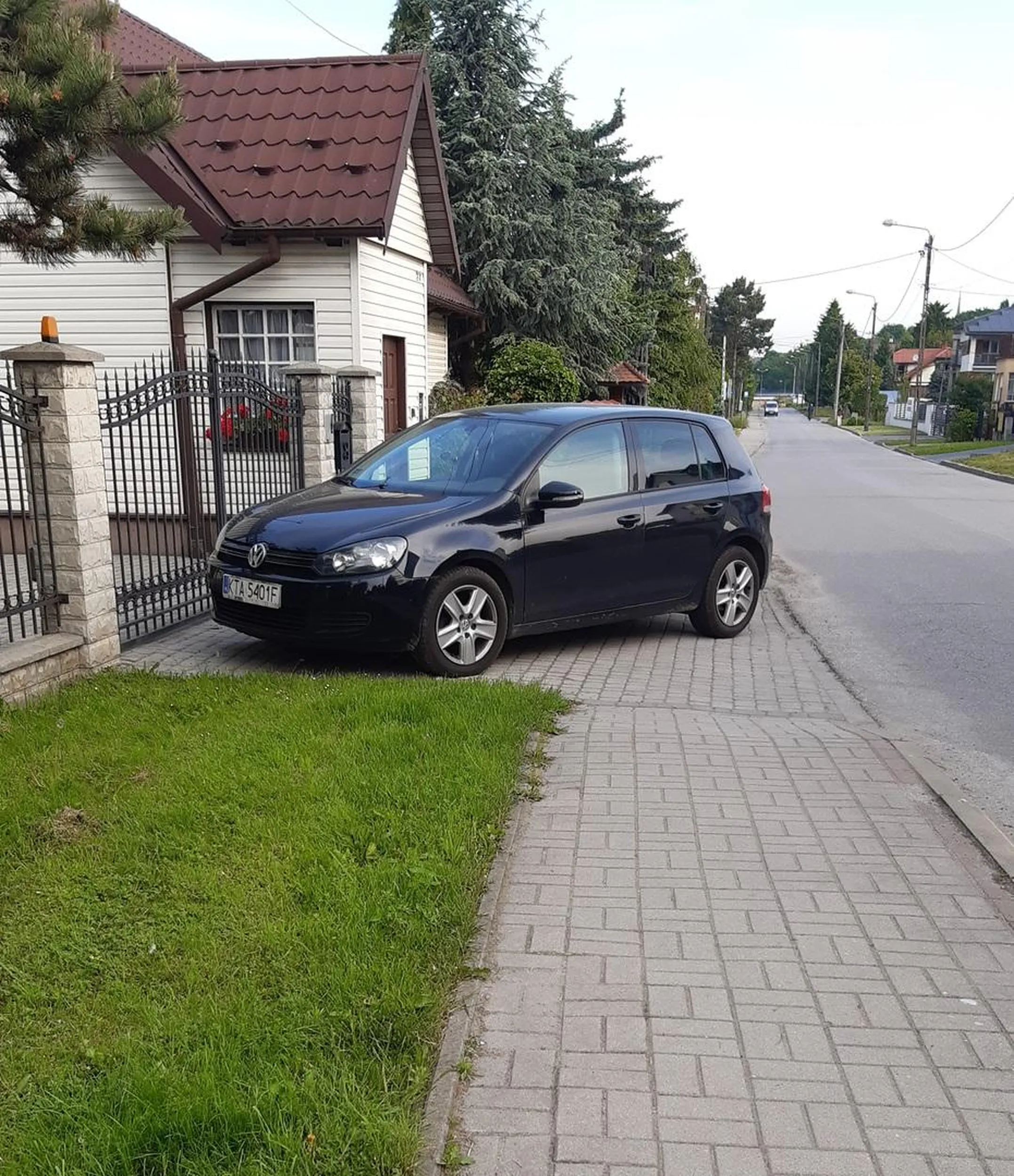 Kolejna wiejska rusałka, wychowana w świecie pól i łąk. Chodnik? Pas drogowy? Pod stodołą tego nima !