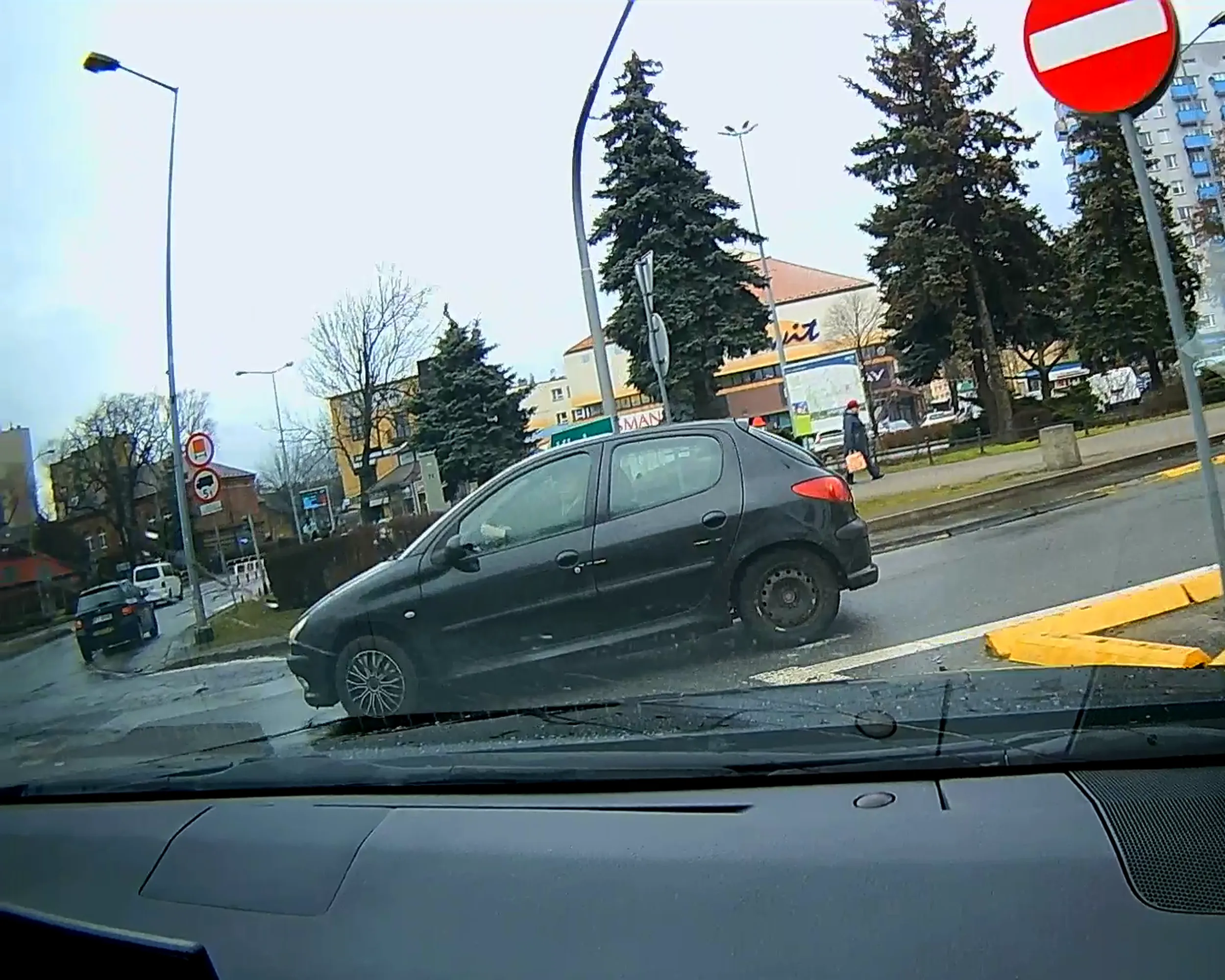 Rondo pod hipermarketem ŚWIT, circa 10:00 9/03/2023; proszę, naucz się jeździć na rondzie i nie wymuszaj, wyjeżdżając "bo mi się należy". Polecam więcej jazd doszkalających