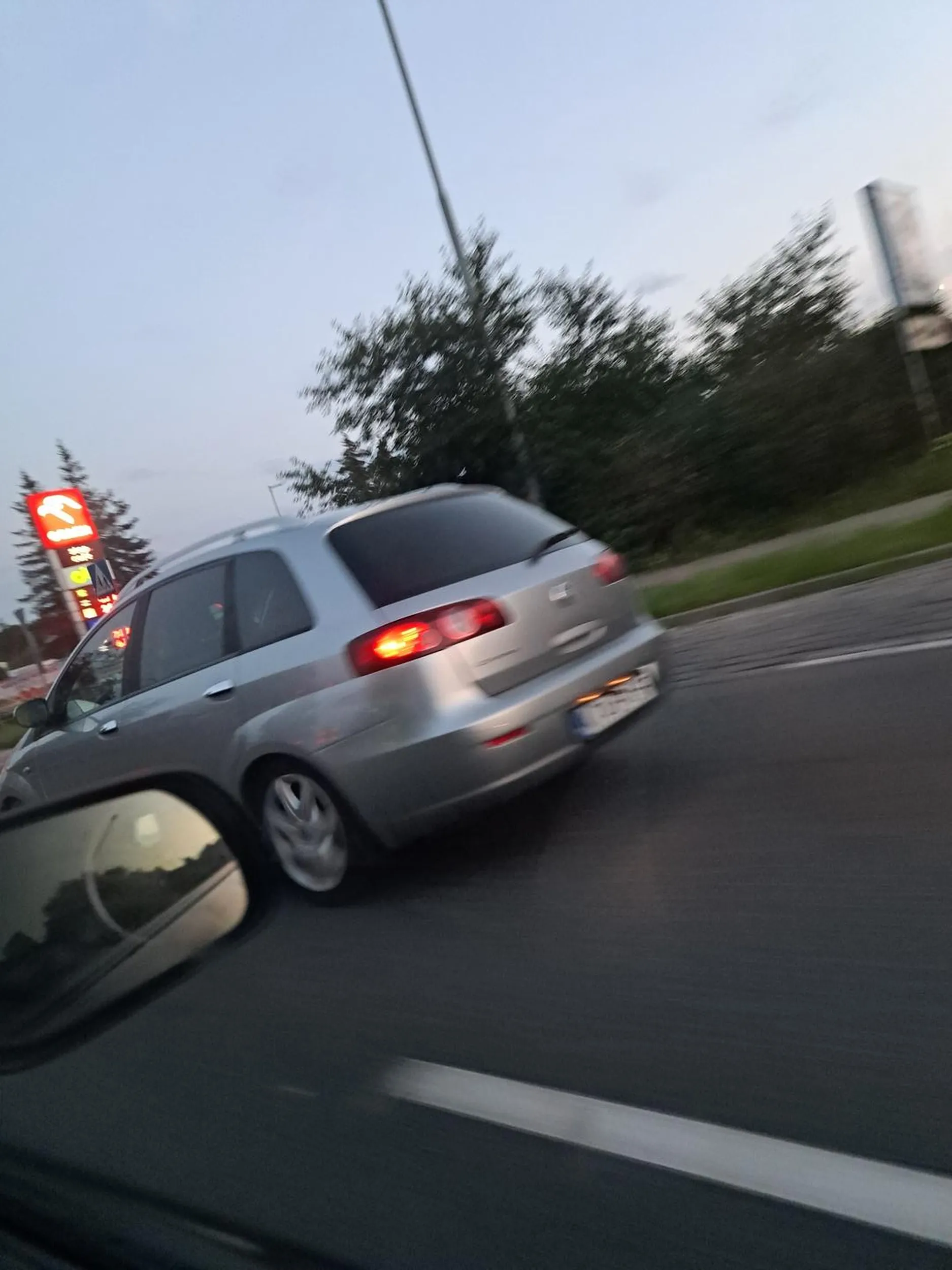 Nie dość, że blondi to jeszcze jeździ jakby na kacu była. 30km/h na drodze 70km/h... dramat