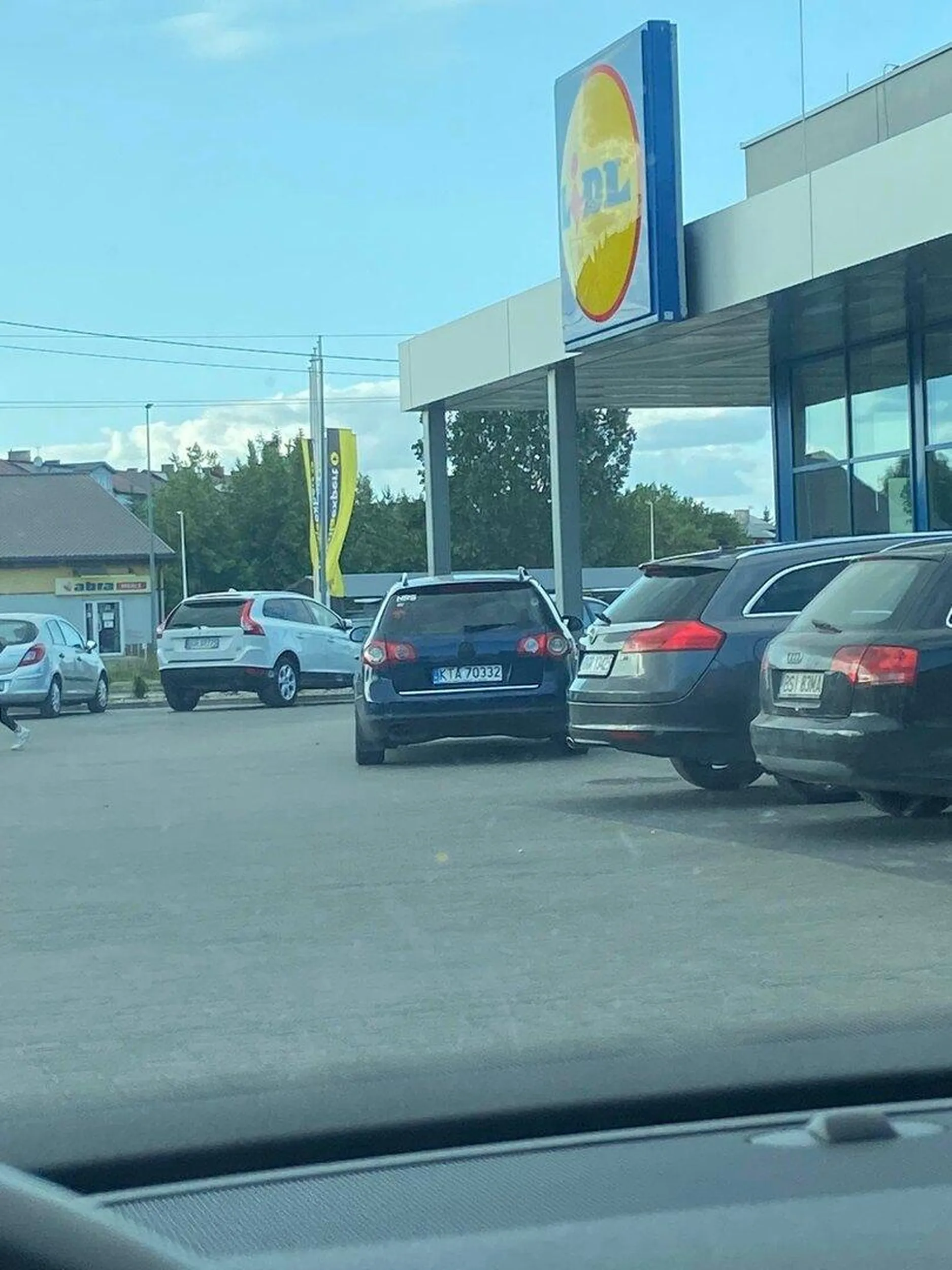 Kierowca nie uzywa kierunkowskazow i blokuje parking