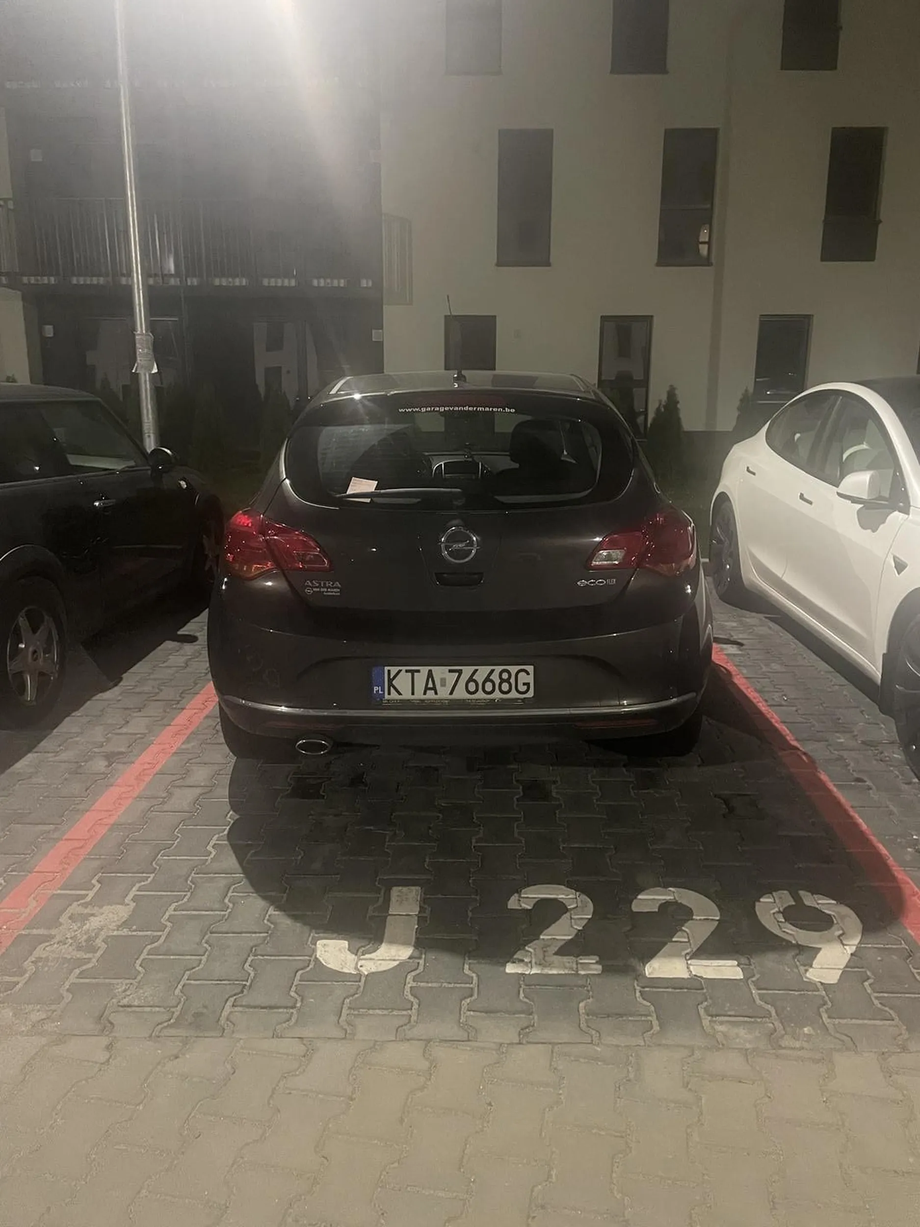 Kierowca pojazdu od 3 dni stoi na prywatnym miejscu parkingowym na osiedlu ul. Domagały w Krakowie. Prośby z upomnieniami i prośbami za wycieraczką nic nie dają, po zostawieniu ich zaraz znikają lecz niestety nie jestem w stanie złapać kierowcy lub zweryfikować w jakim mieszkaniu się znajduje.