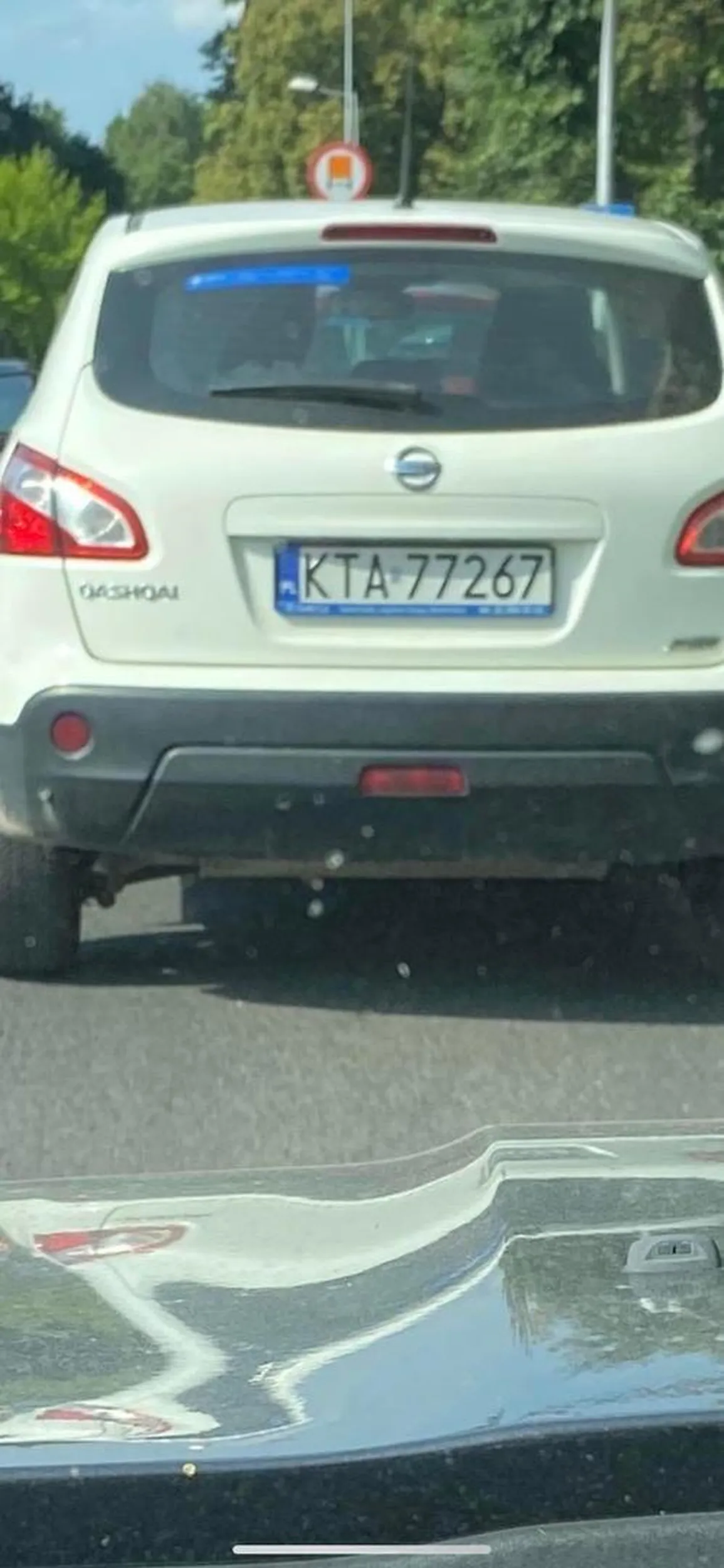 Udaje straż miejską i policję, zgłaszać ją gdzie się da