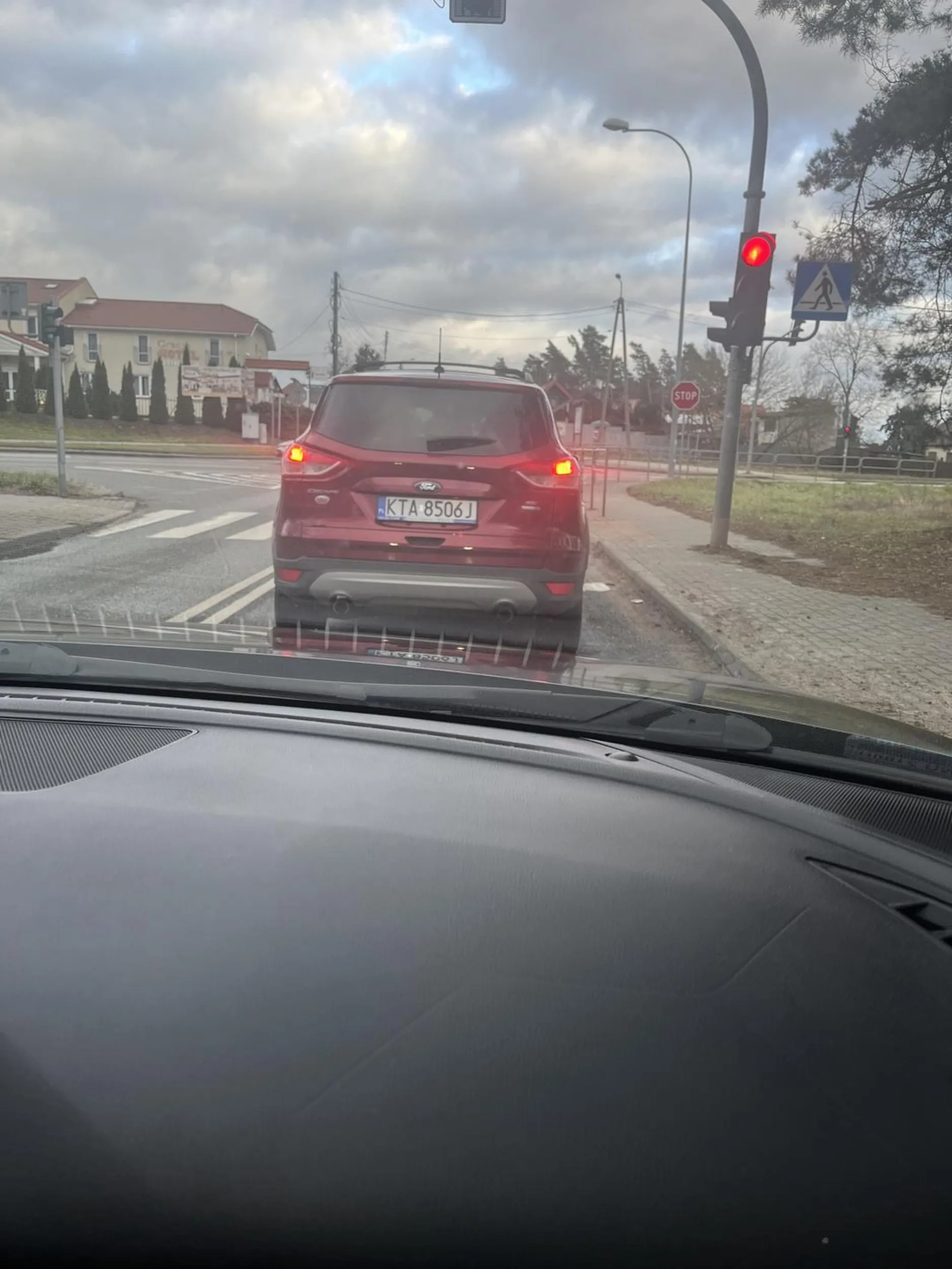 Kierowca stwarza zagrożenie w ruchu drogowym, młodziak za kierownicą wyprzedza na trzeciego na ciągłej linii, mieliśmy okazję jechać wcześniej z nim na ekspresówce - jazda od prawej do lewej, wyjeżdżał innym dosłownie przed samą maskę i wyprzedzał prawą stroną. Prawko ewidentnie wygrał w czipsach.
