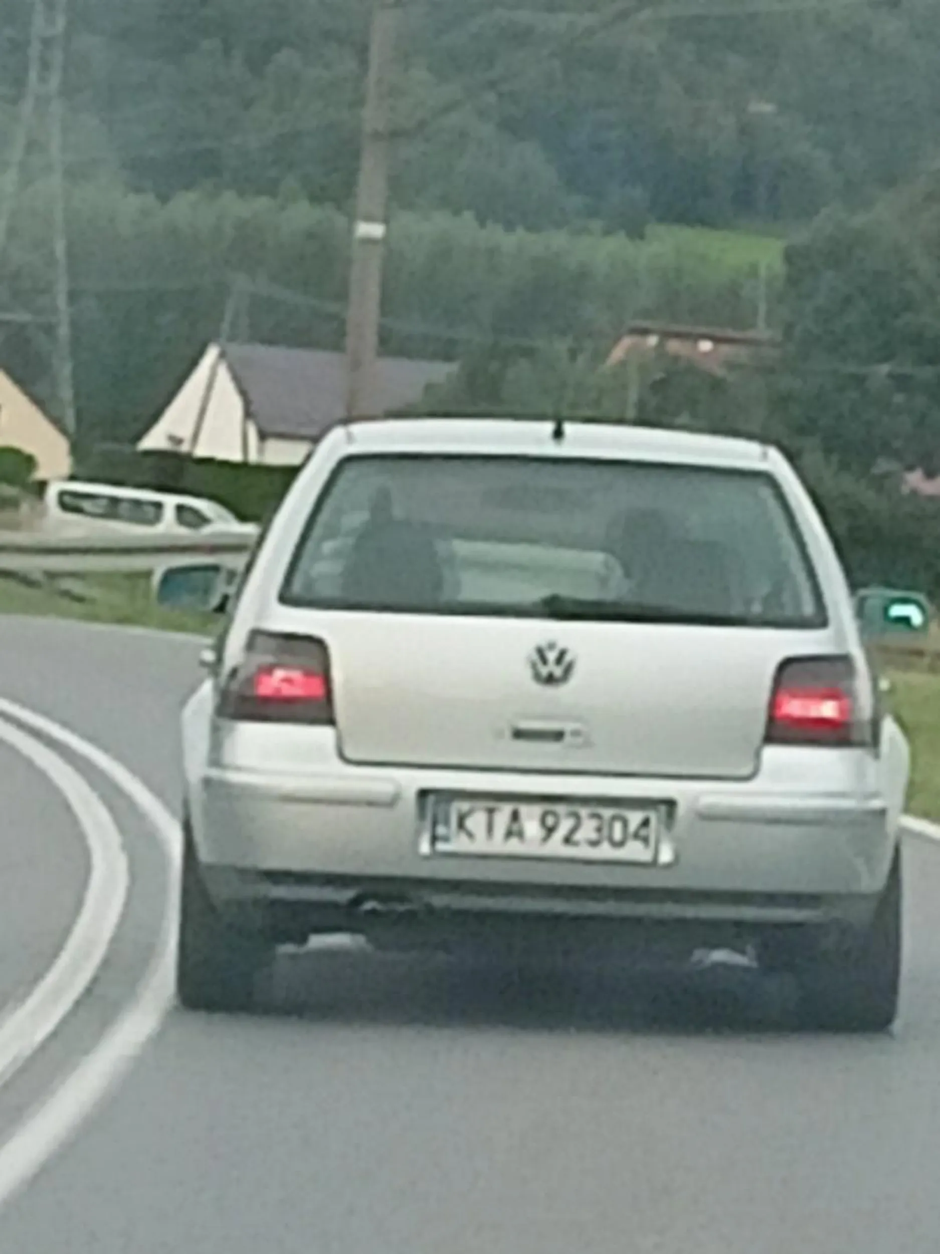 Nie pozdrawiam cię jeździec środkiem drogi że nie da się wyprzedzić  i co chwilę chamujesz polecam przeskoczyc się na rower lepiej ci to wyjdzie