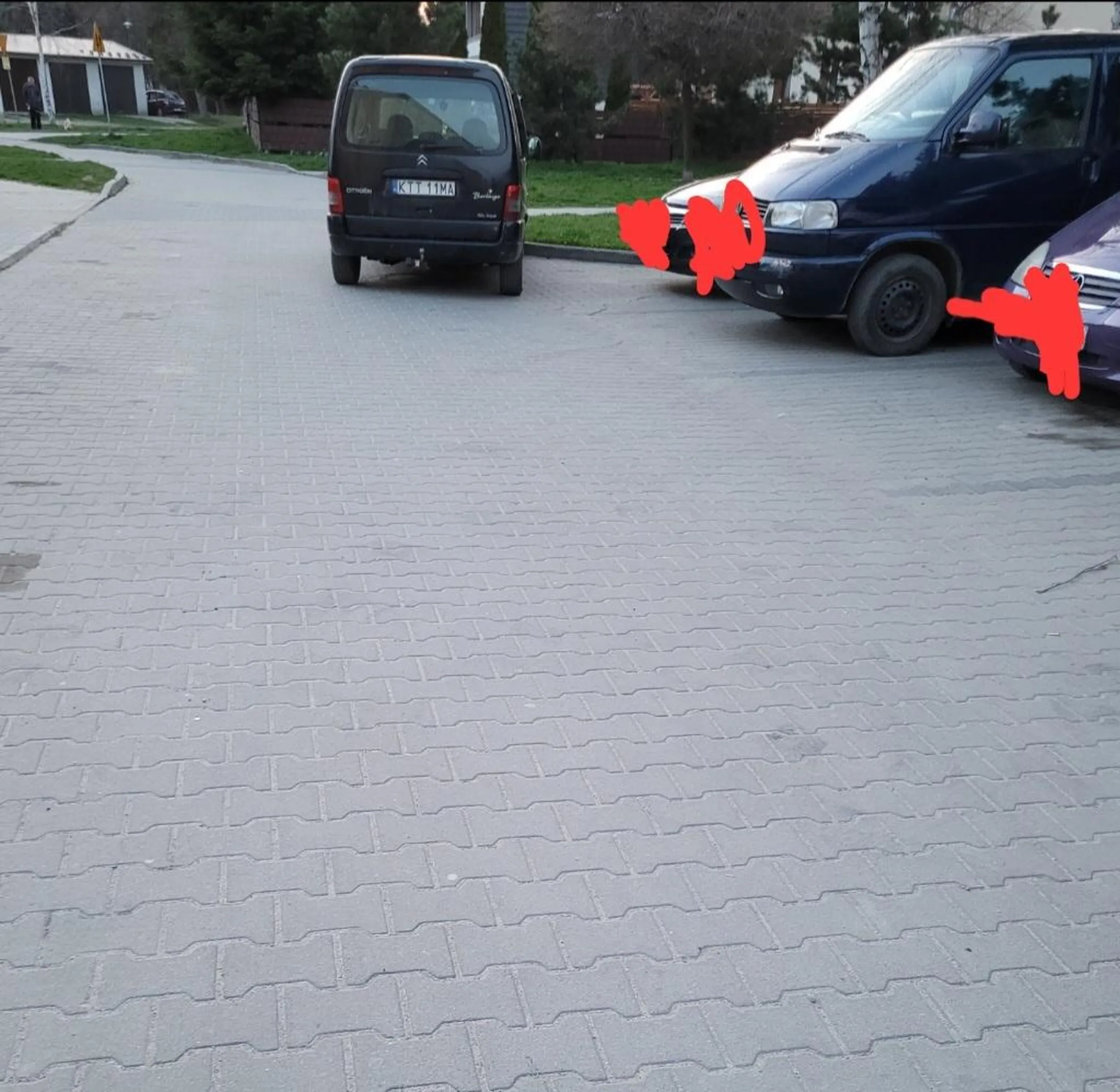 Naucz się kierowco KTT 11MA parkować na osiedlowej drodze w Nowym Targu. Wkoło wiele miejsc wolnych, a swoim złomem blokujesz wyjazd z parkingu !