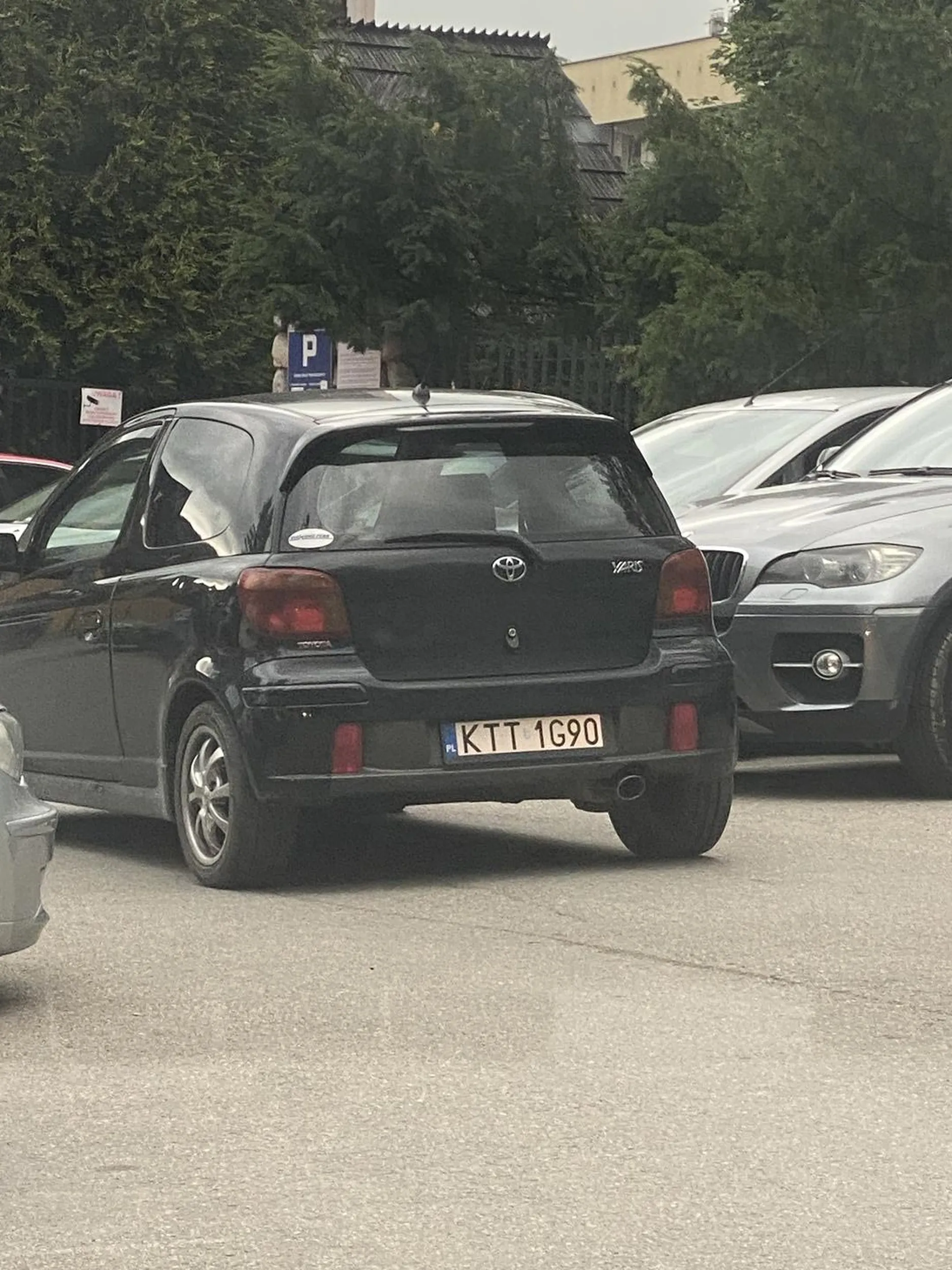 Buc staje na srodku drogi tak ze nie da sie go ominac mimo ze to on powinien zjechac i ustapic. Przednia maska mowi sama za siebie jaki to kierowca