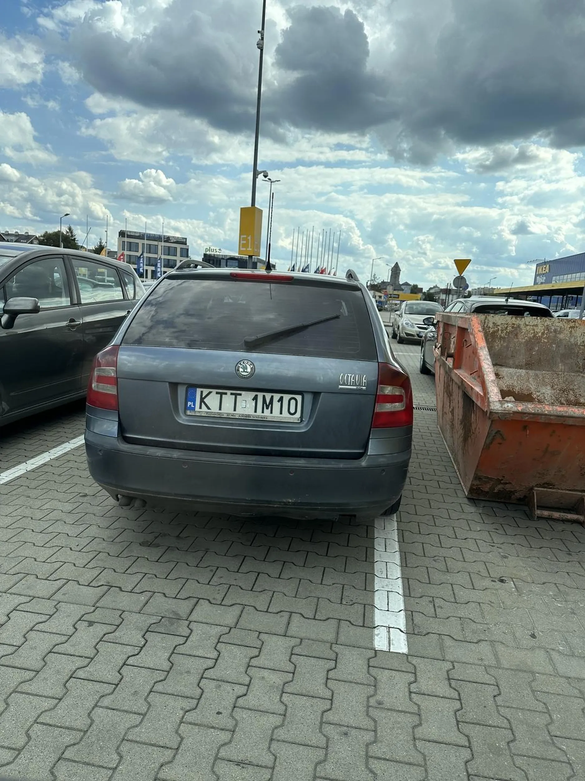 Wsiun spod Tatr, rzuca się do kobiety, ponieważ ta pod Ikea musiała odwrócić auto na swoim miejscu, aby zapakować meble. Cała rodzinka wystrojona jak na niedzielna msze do Ikea. Pewnie świadczenie wpłynęło i trzeba coś kupić. Dramat.