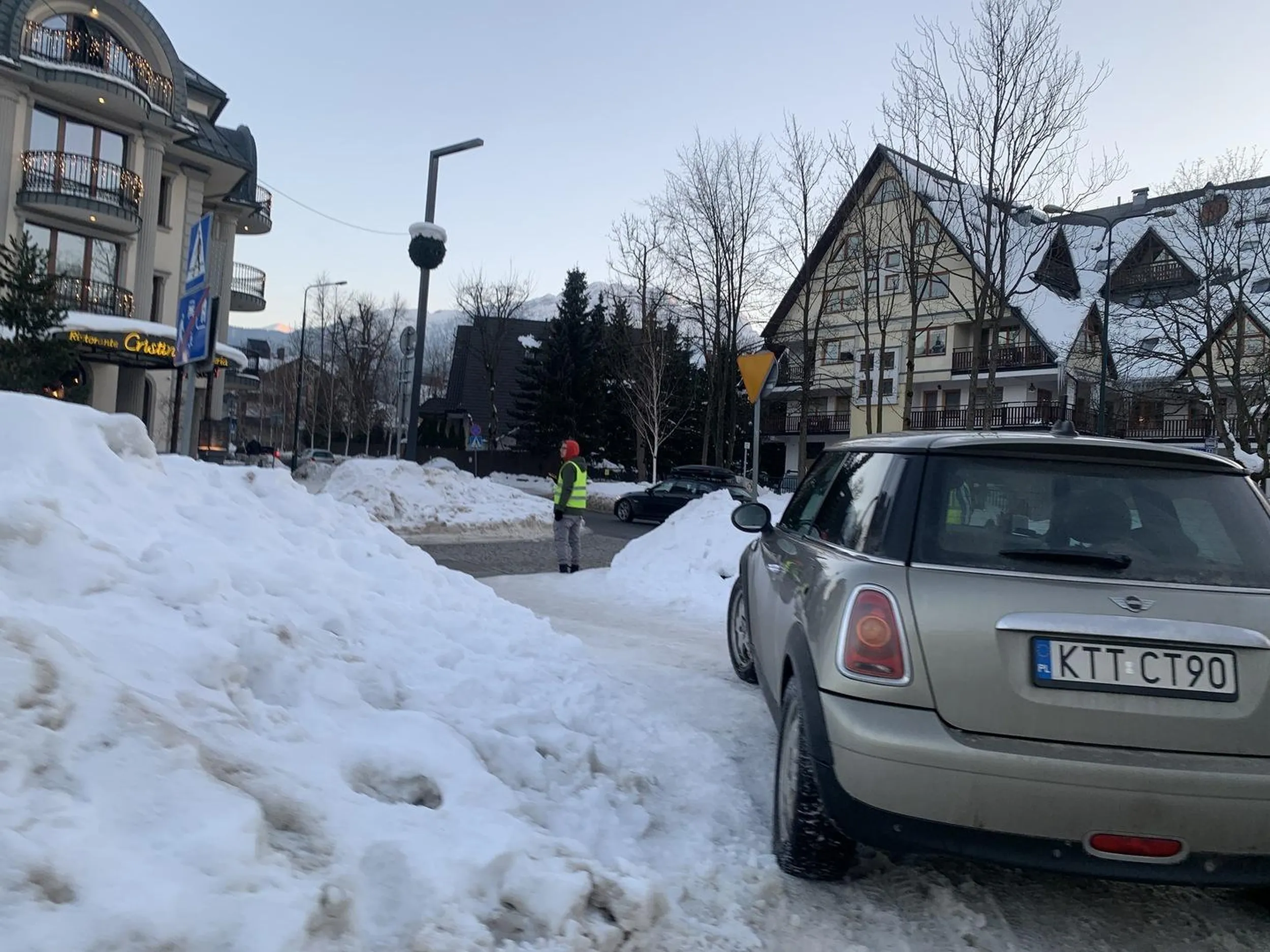 zaparkował sobie na przejściu dla pieszych!