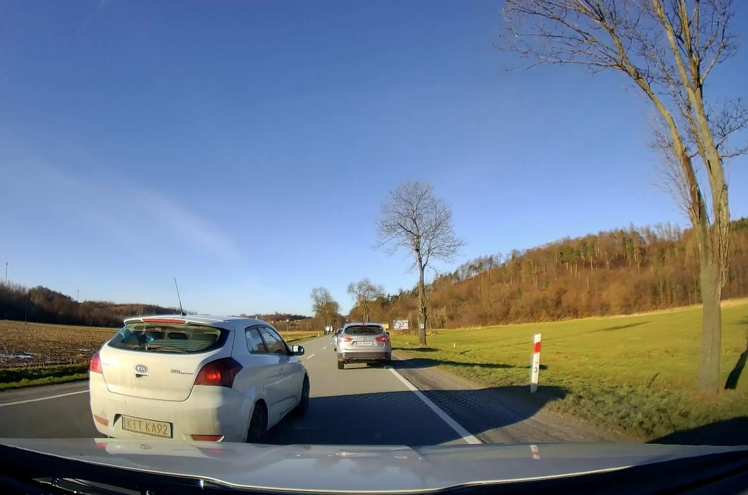 Starsza Pani która jeździ bardzo niebezpiecznie, wyprzedza w korku mimo że miejsca brak - zajeżdża drogę i hamuje zaraz przed pojazdem!