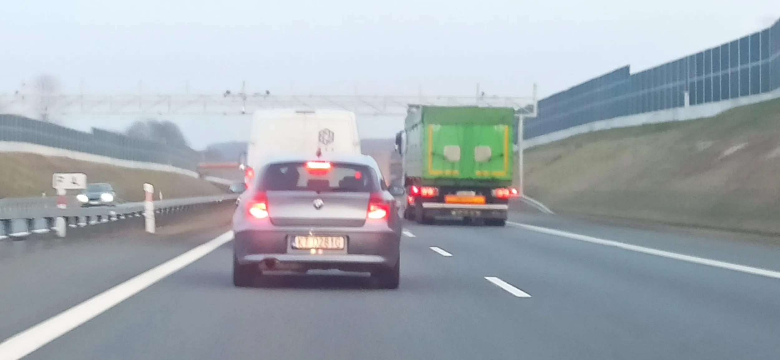 Co ty tak autostradą majdasz tą bmw z lewego do prawego ? Busy cię prawą stroną wyprzedzają...