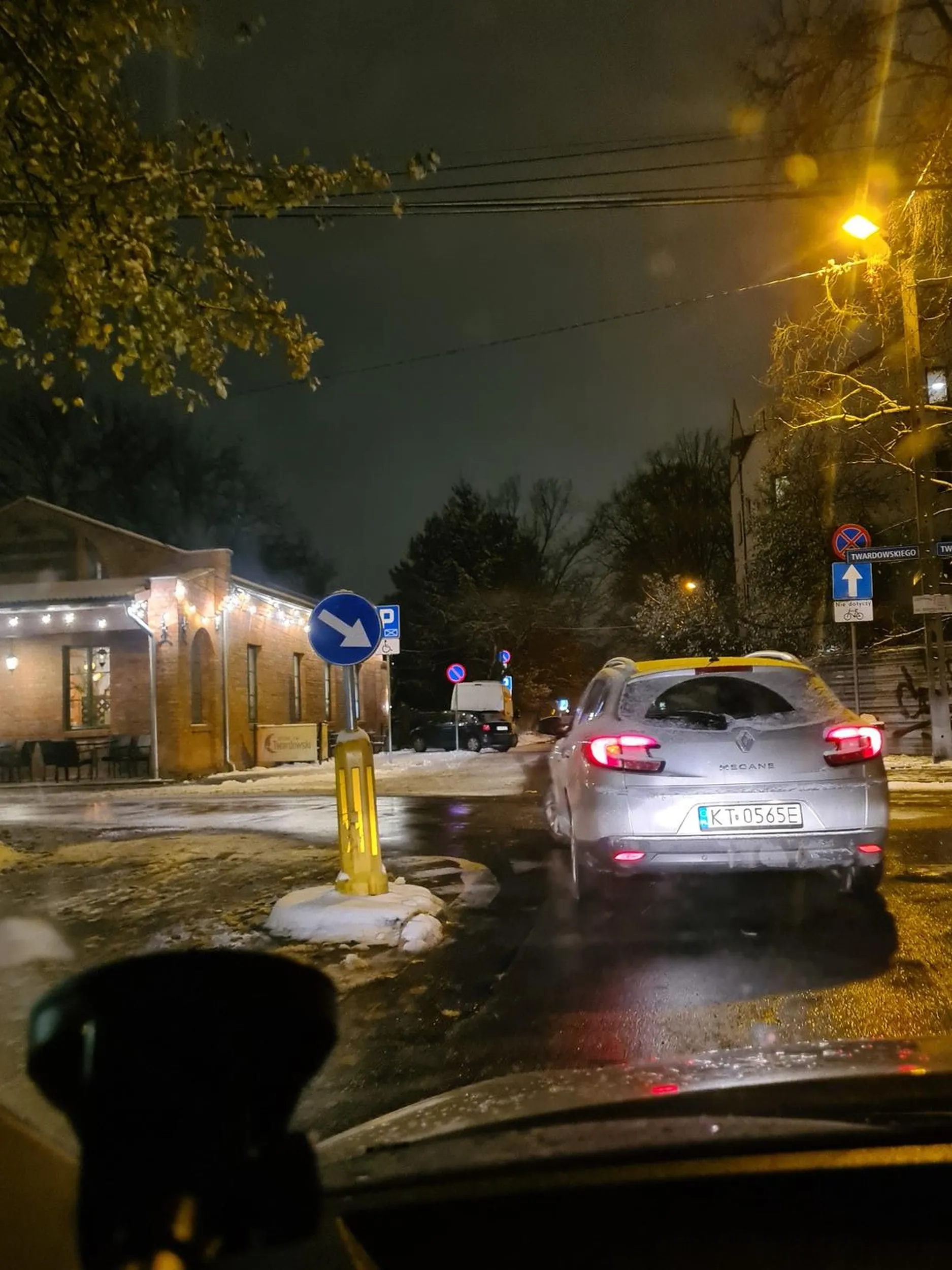 Kierowca jeździ bezmyślnie. Wyjeżdża z parkingu nie zachowując ostrożności i pawie wymusza pierwszeństwo. Zatrzymuje się mając pierwszeństwo. Potem staje bez powodu.