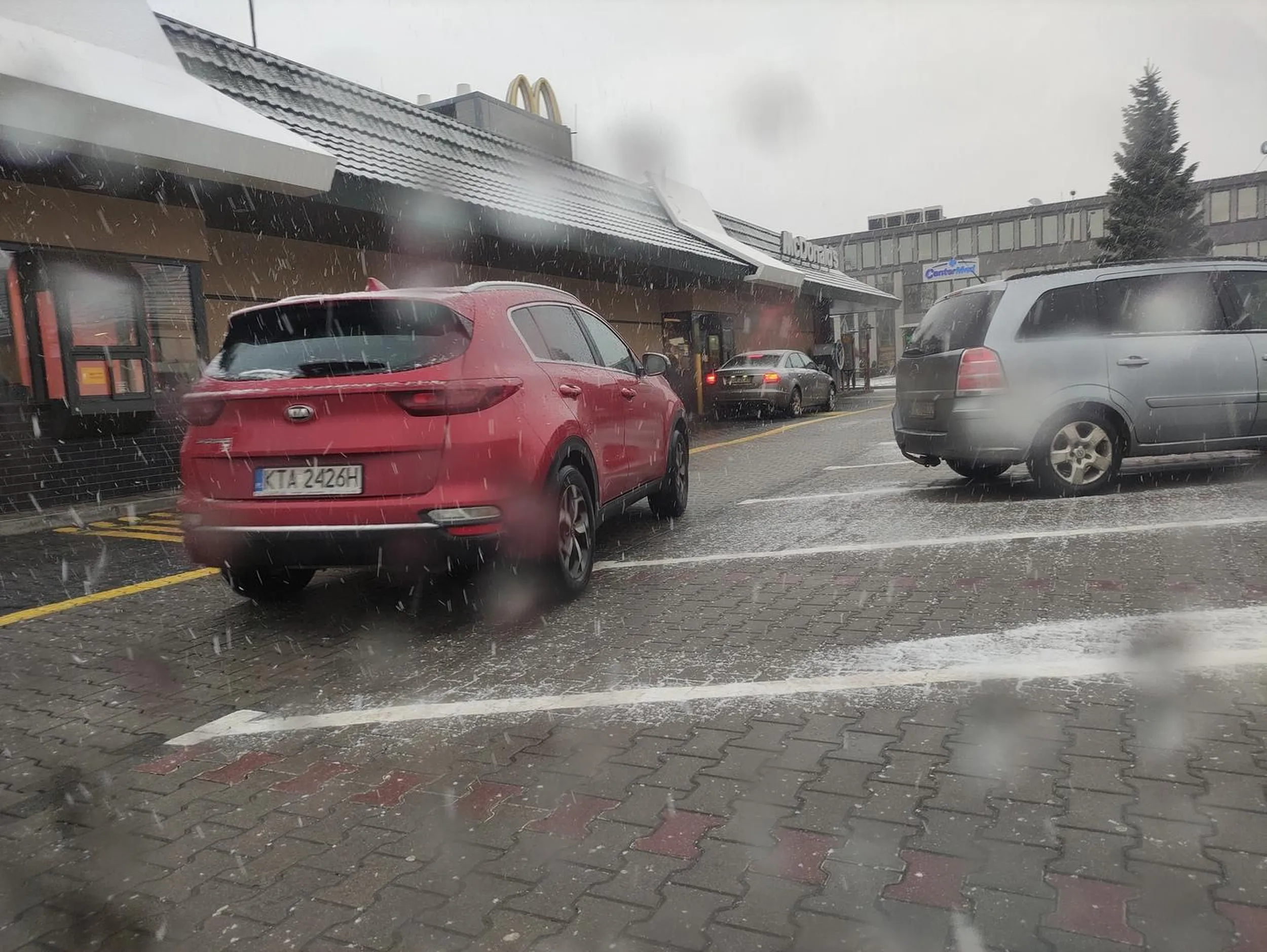 Baba obiła mi samochód drzwiami i ucieka z miejsca zdarzenia.