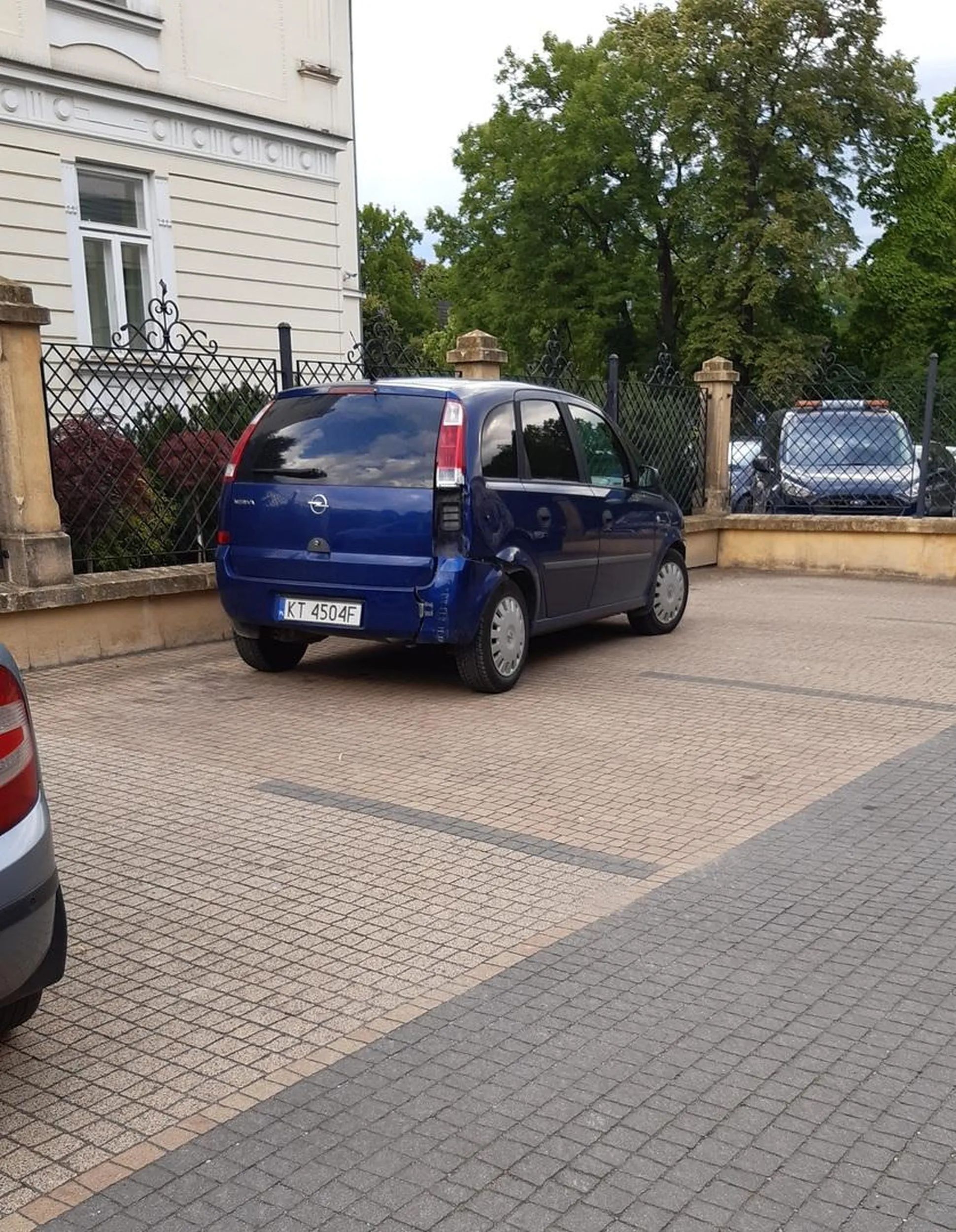 Ot, takie tam parkowanie w czasie, gdy parking potrzebny najbardziej. Najlepsze, że sam ledwo wlazł potem, bo blisko  ogrodzenia postawił ?