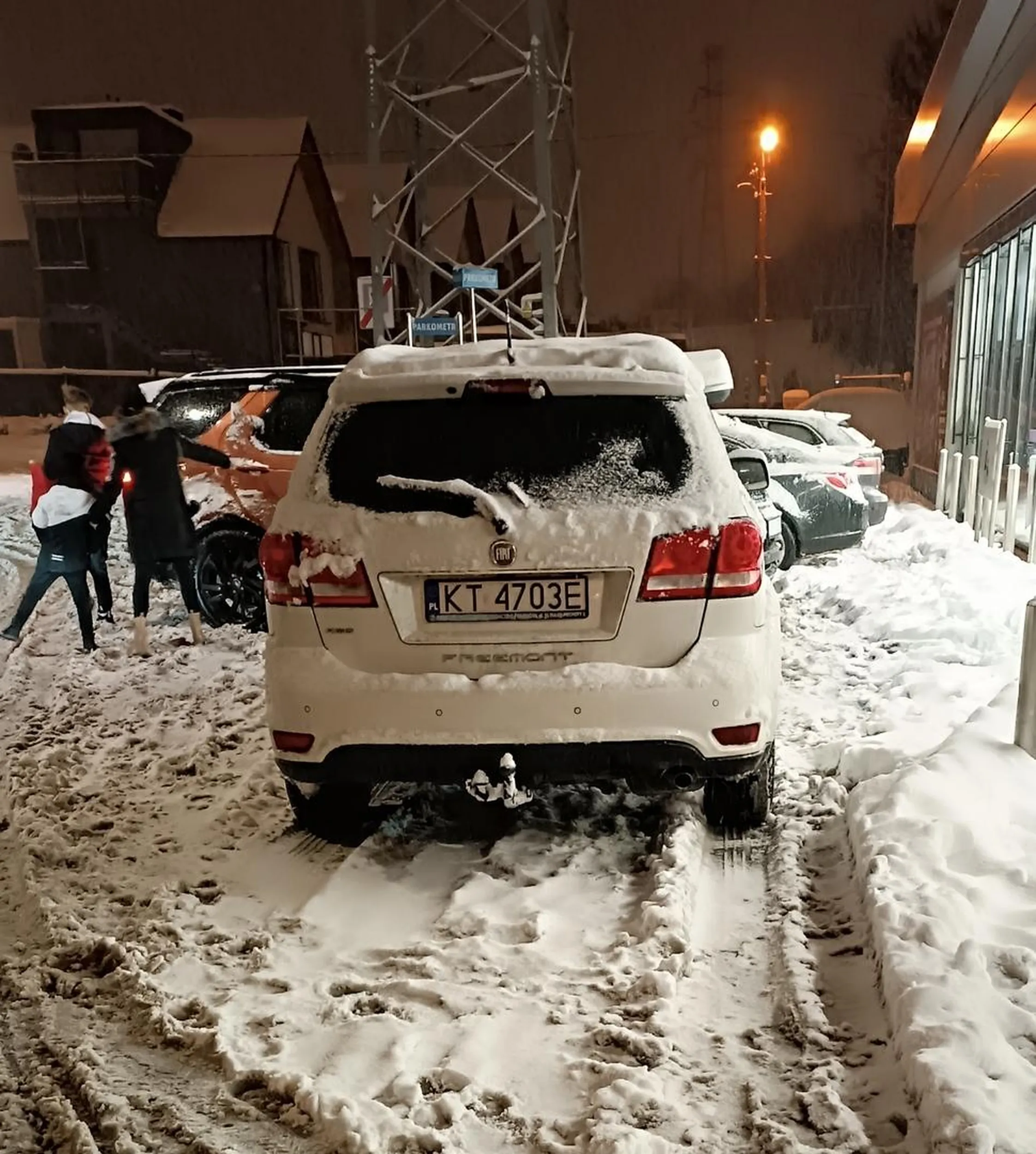 Być który nie umie parkować. Wjechał pod Lidla byle blisko drzwi i zostawił tą krowę w poprzek dwóch miejsc parkingowych.
