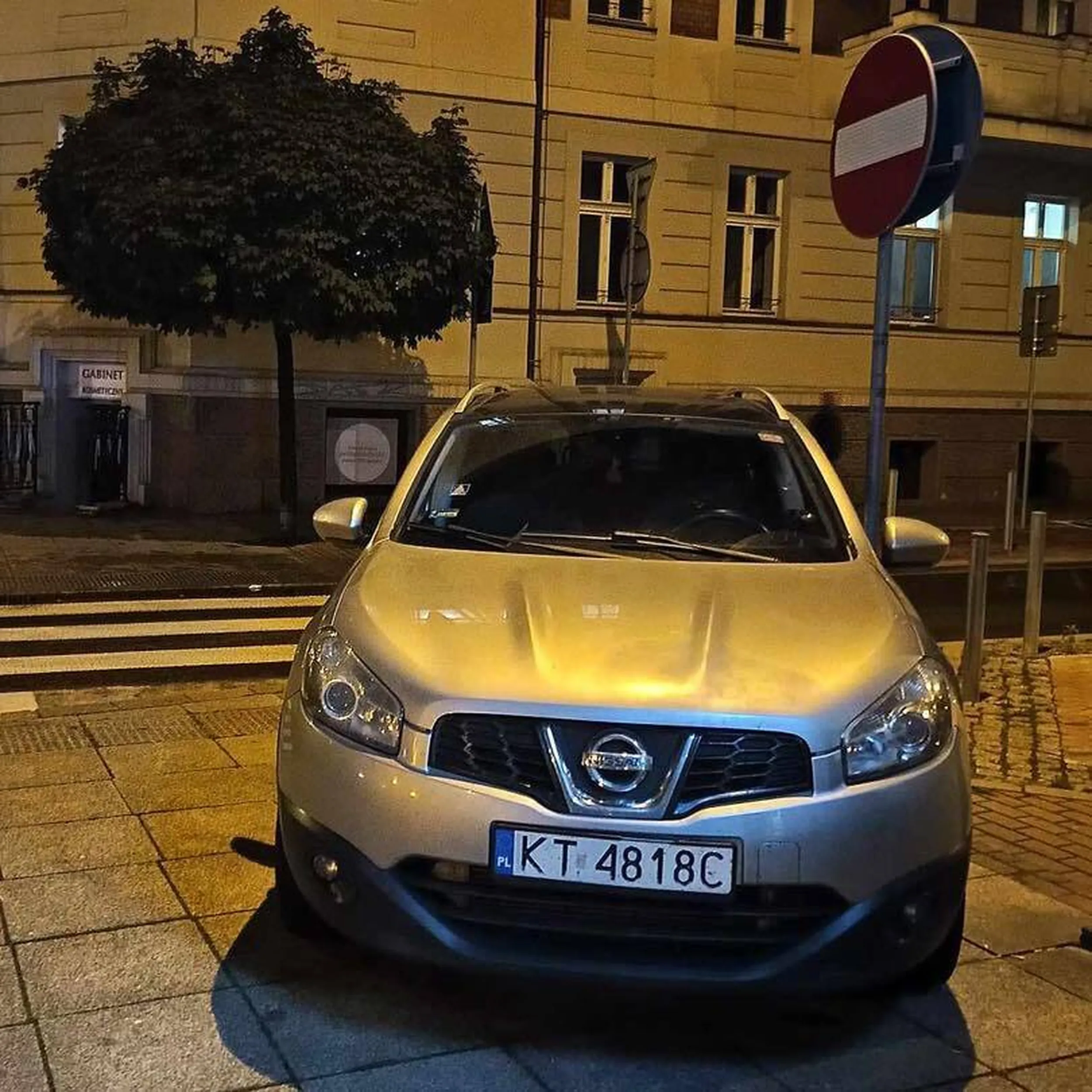 wariat parkuje na chodniku i przejsciu dla pieszych