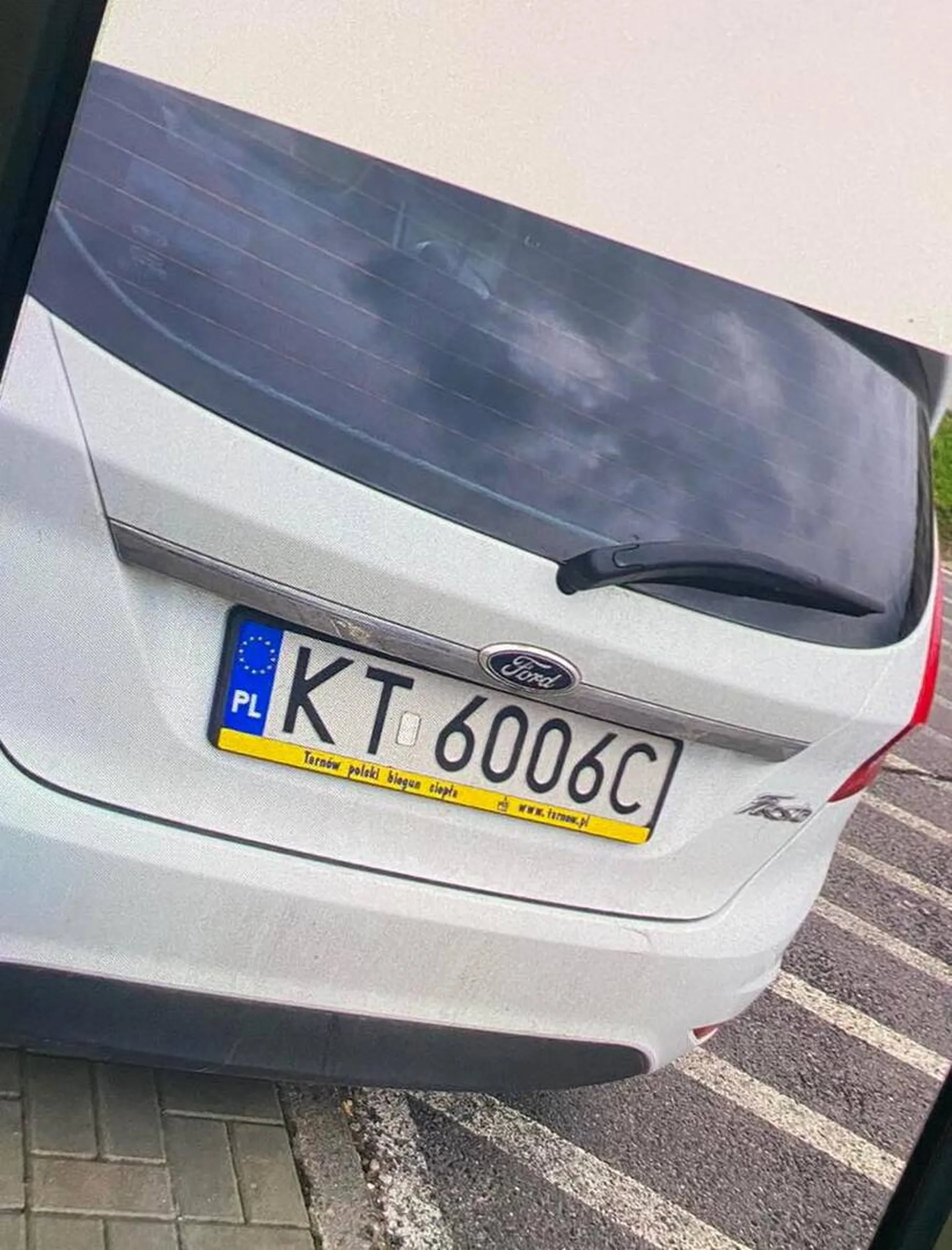 Rysuje auta a nastepnie ucieka. Nie polecam kierowcy