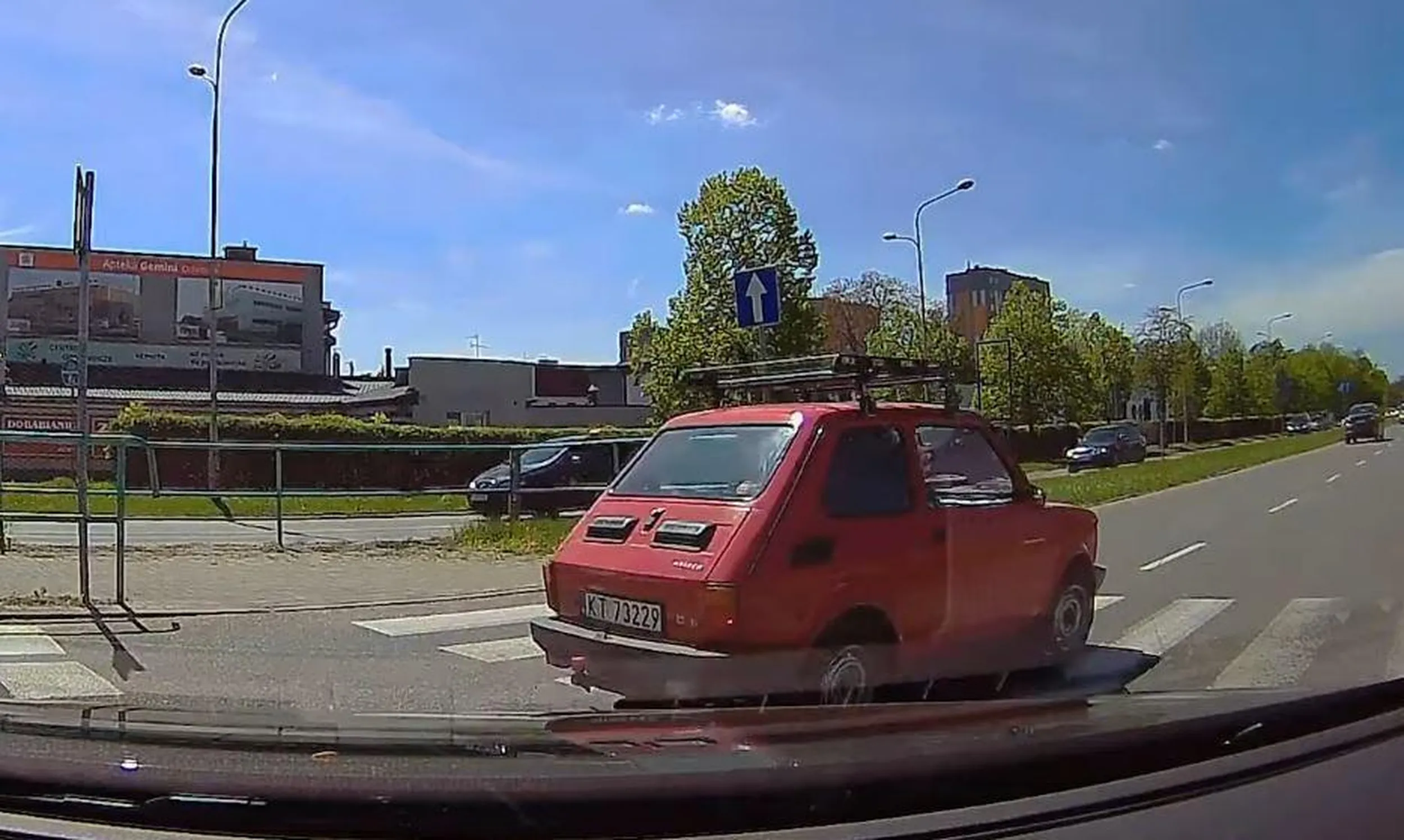 Wymusił pierwszeństwo na pieszych oczekujących przed PdP, zmieniając przy okazji pas na tymże przejściu. Obyś sprawdził strefę zgniotu kończącą się na silniku w tym pierdzidle, deklu!