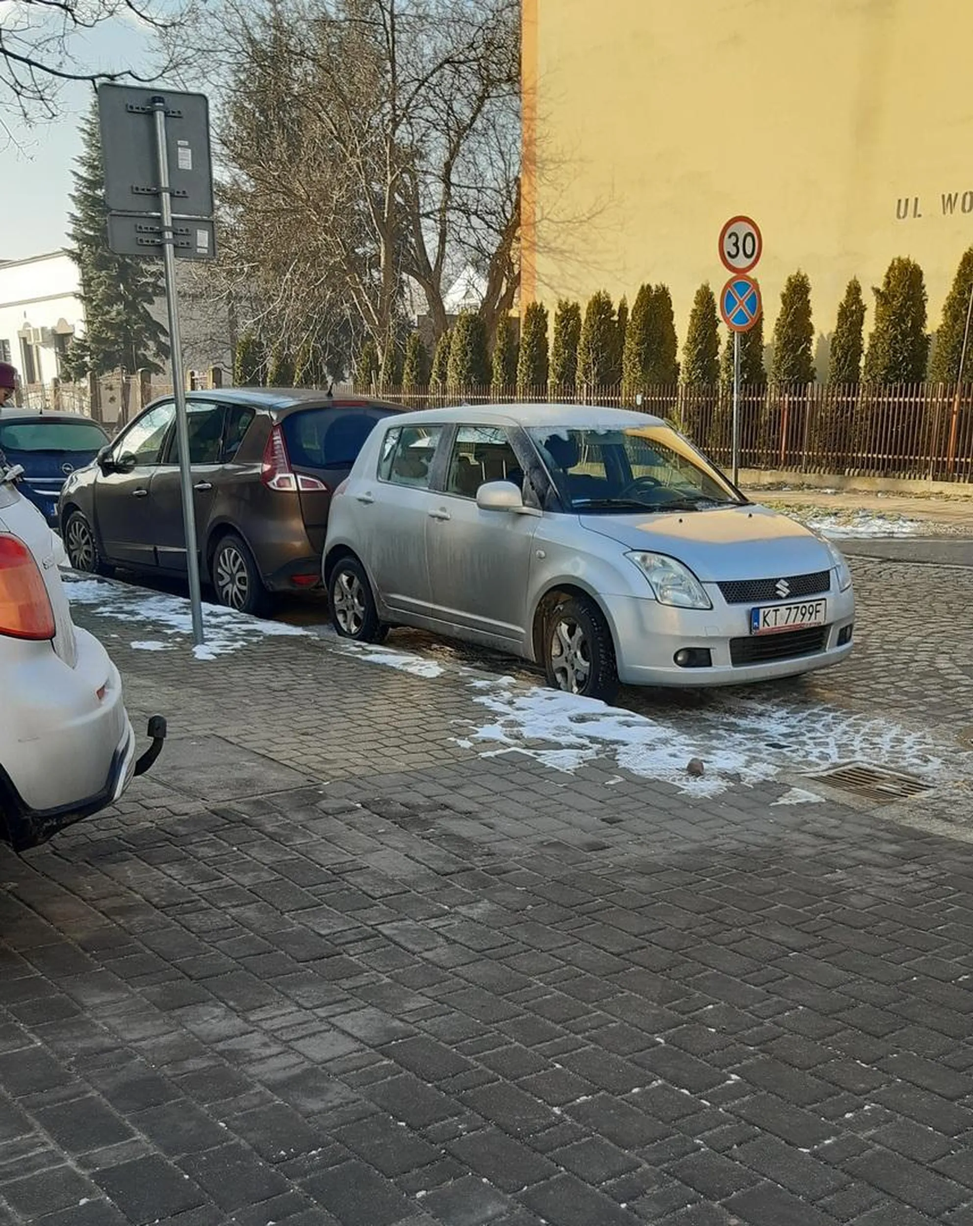 Srebrne suzuki swift. Blond kierująca parkuje tak całymi dniami, tuż przy wyjeździe z parkingu. Wysiądzie, porozgląda się i zostawia tak ten dziadowóz. Chyba po coś są te znaki wyznaczające KONIEC parkingu ?? Podpowiem blondynce - po to, żeby było coś widać z lewej strony, jak wyjeżdża się z tego parkingu, sierotko.