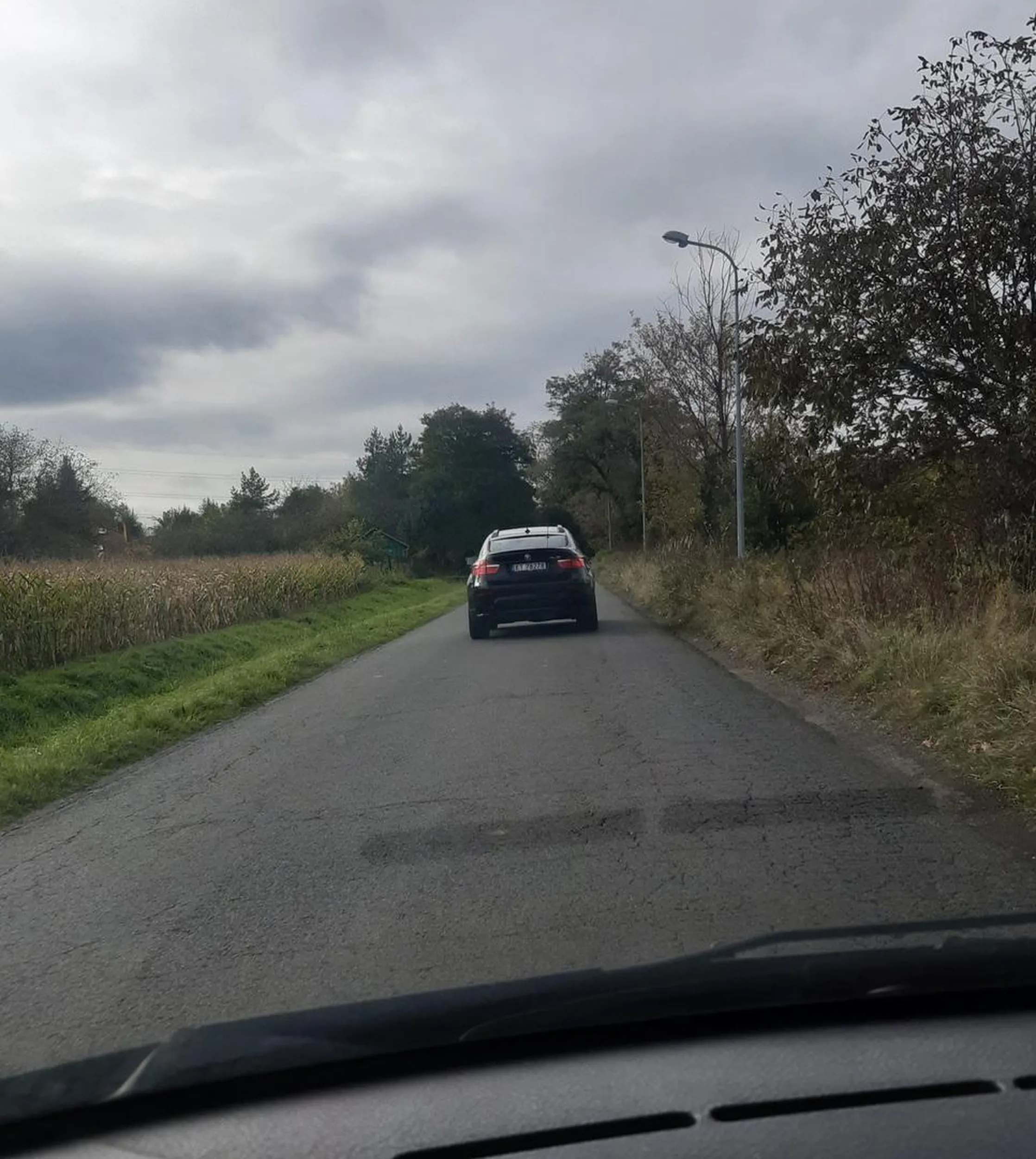 Babsko ewidentnie nie radzi sobie ani z przepisami, ani z gabarytami auta. Jeździ powoli środkiem i nie da wyprzedzić, przy mijaniu łapie pobocza. Wzmożona uwaga konieczna, gdy ten kredens jedzie w okolicy.