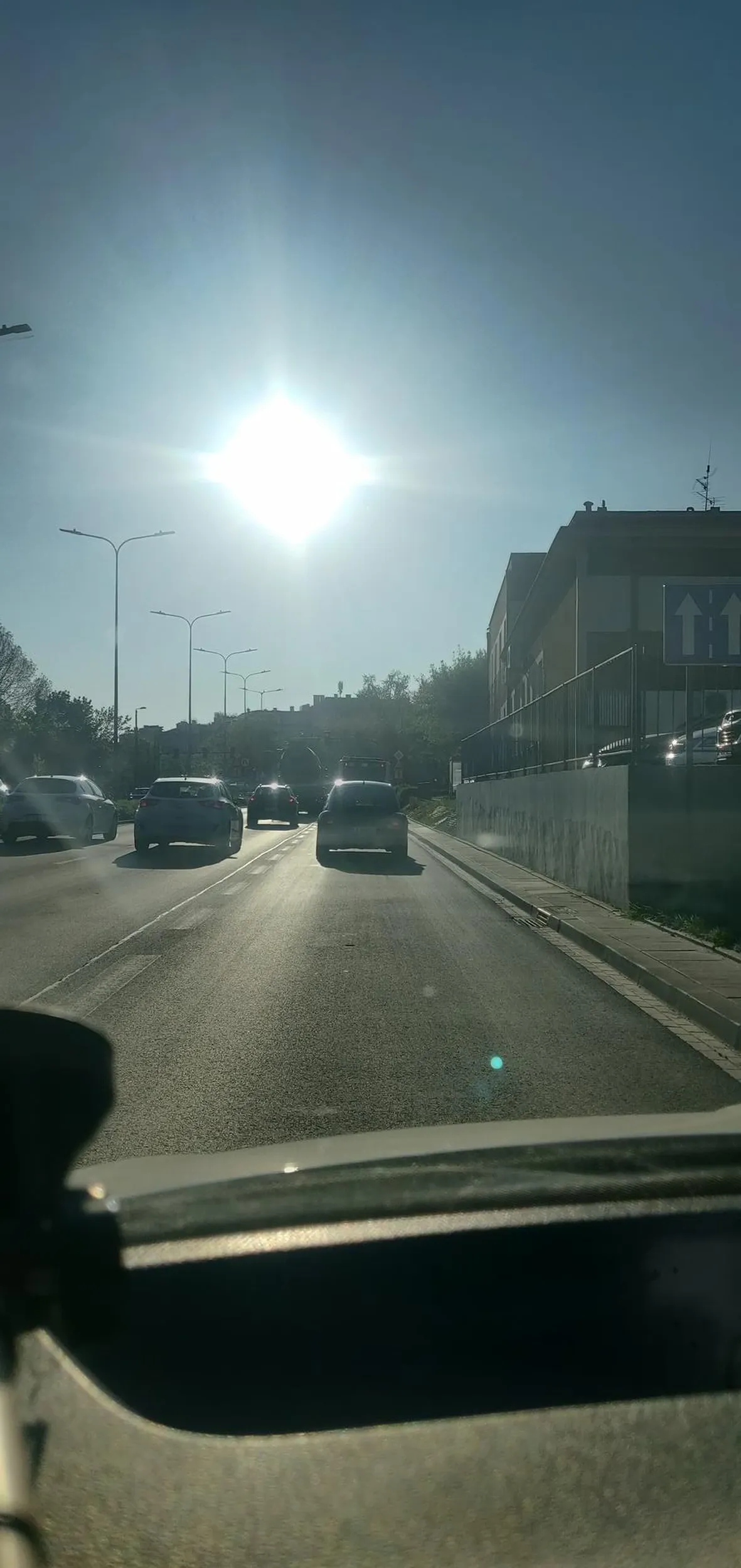 Kierowca jeździ buspasem bezprawnie