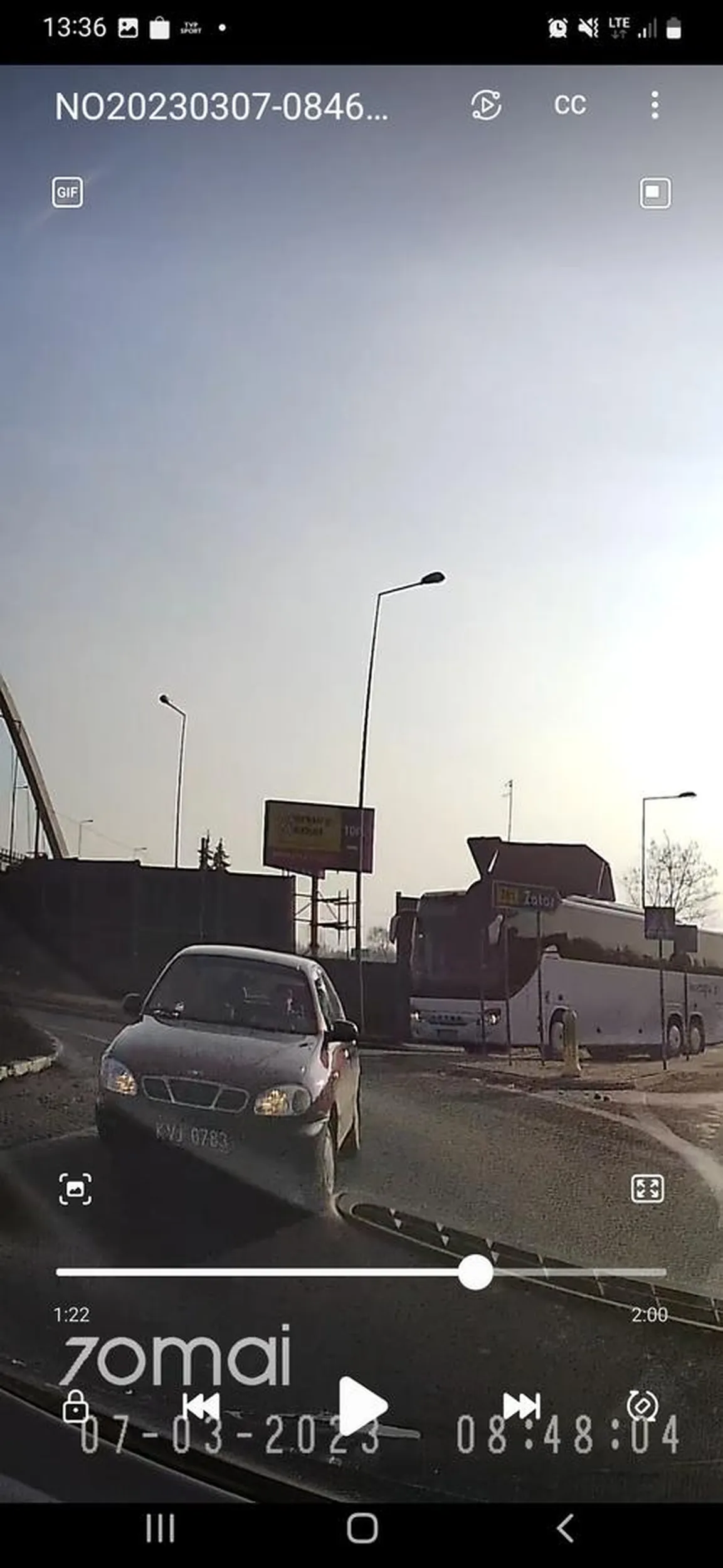 Na skrzyżowaniu o ruchu okrężnym gość jedzie pod prąd.