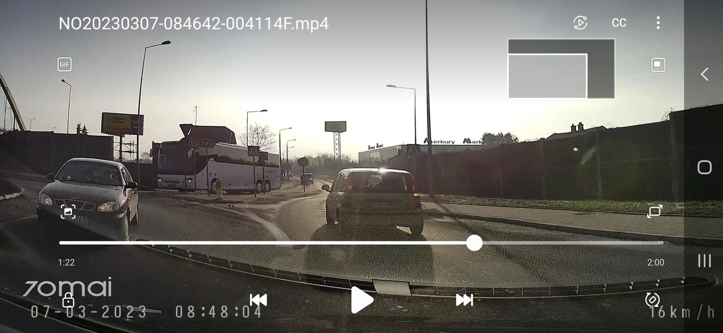 Na skrzyżowaniu o ruchu okrężnym gość jedzie pod prąd.